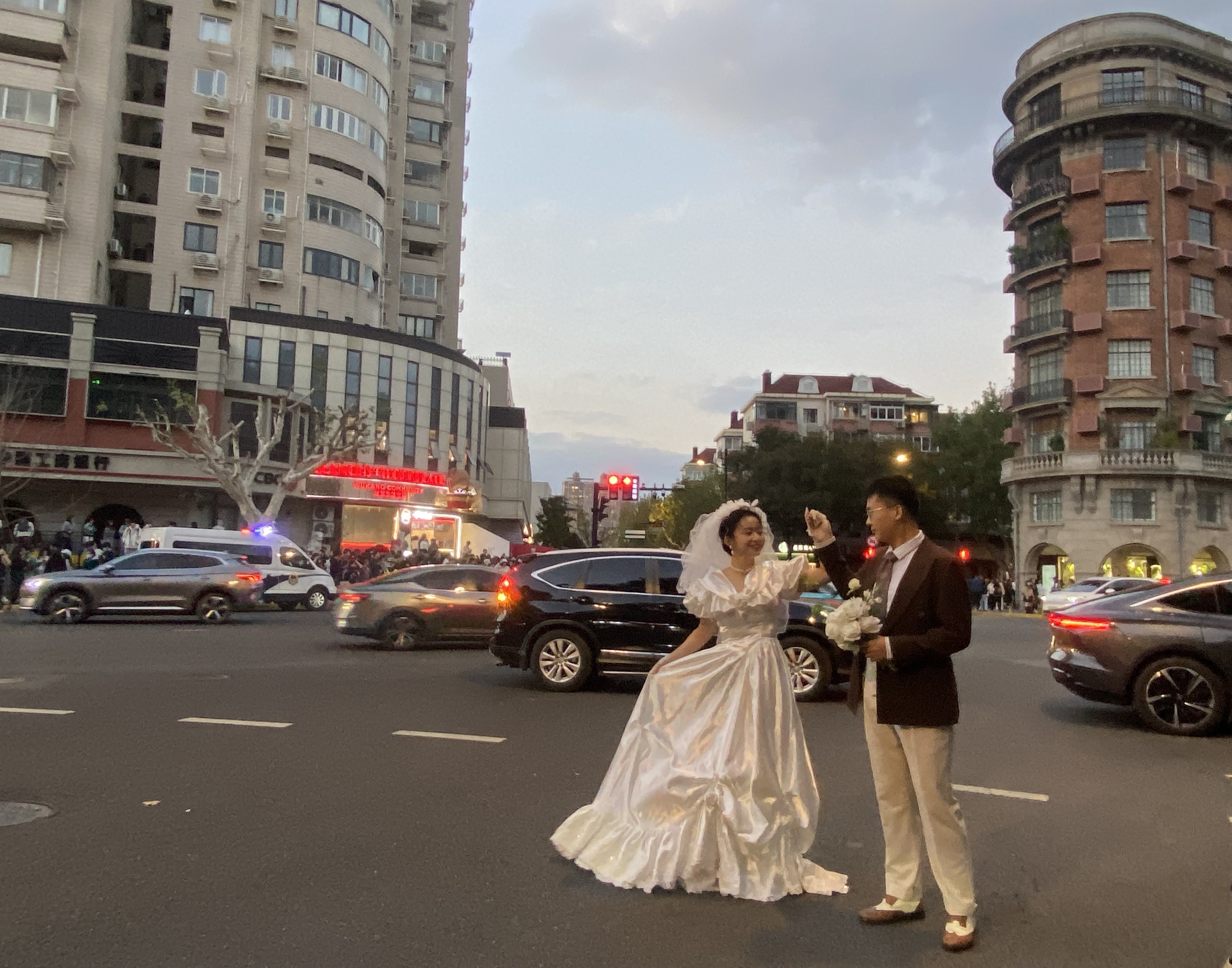 Una pareja de novios frente a la Wukang Mansion.