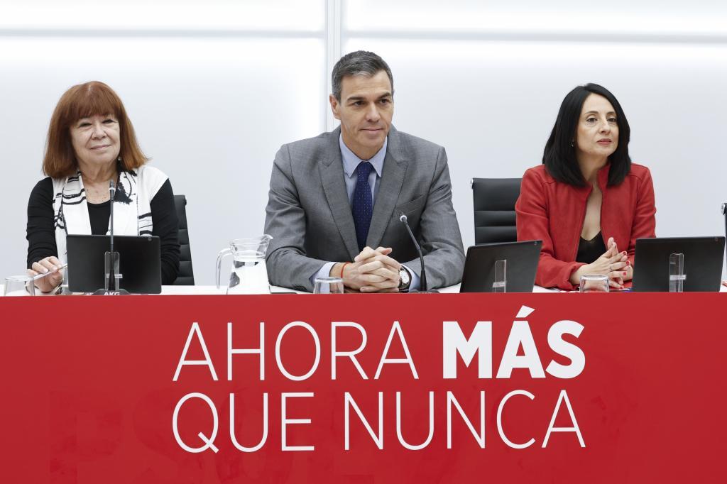 Cristina Narbona, Pedro S�nchez y Rebeca Torr�.