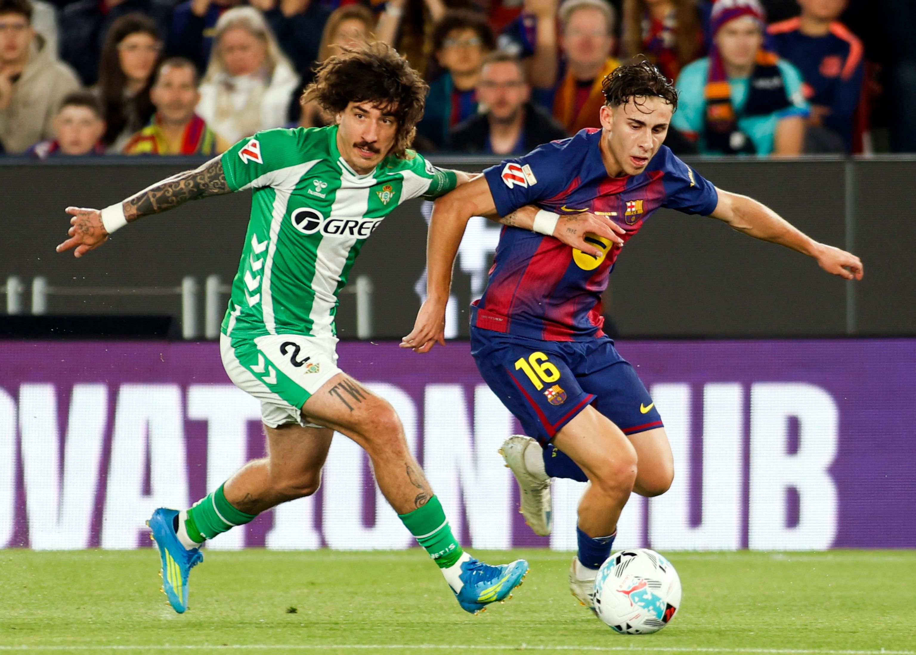 Ferm�n, junto a Beller�n, en el partido contra el Betis de este domingo.