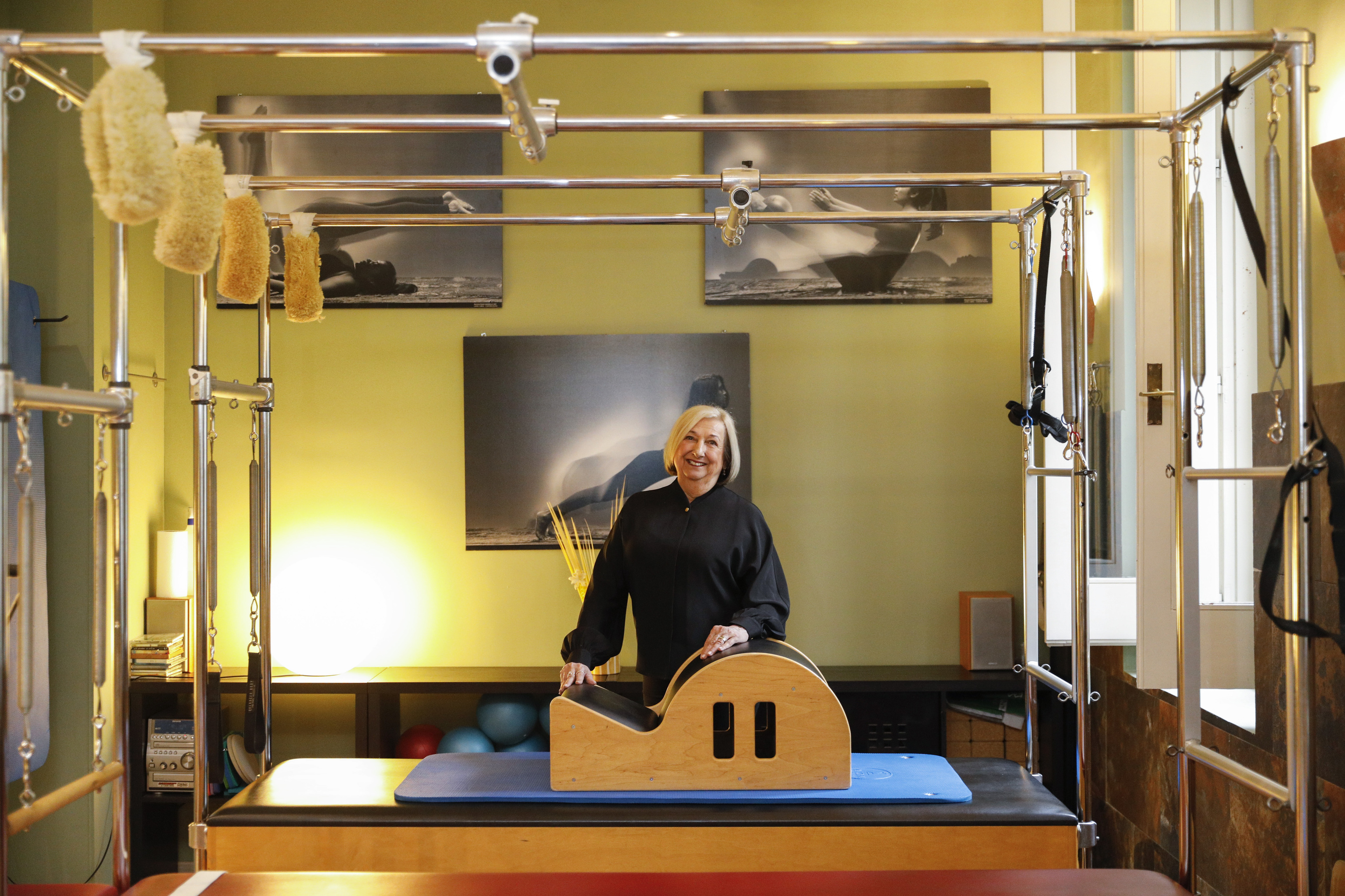 Kathy Corey es Master Teacher (instructora y formadora a nivel mundial) de la técnica Pilates, que practica desde 1979.