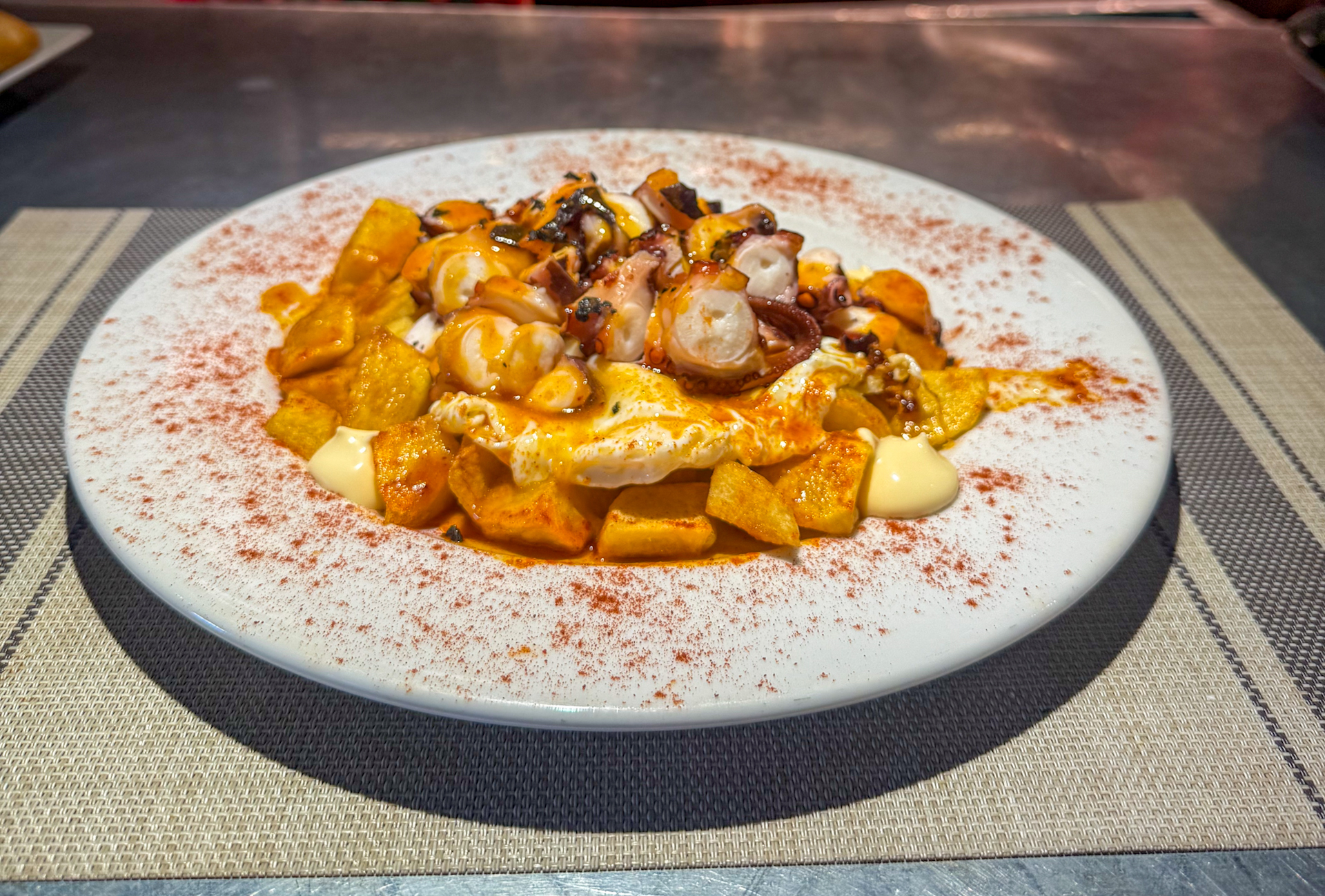 Huevos estrellados con pulpo.