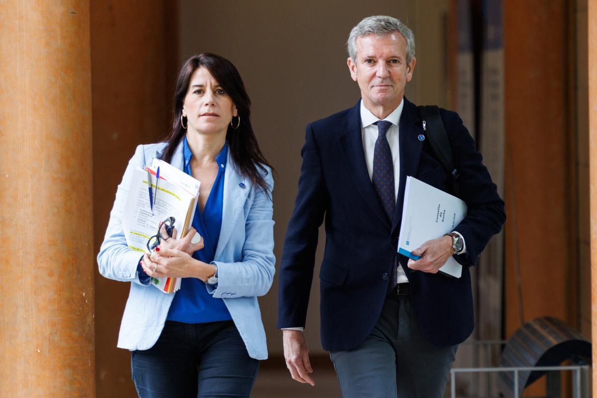 El presidente de la Xunta, Alfonso Rueda, junto a la 'conselleira' de Vivenda e Planificación de Infraestruturas, María Martínez Allegue.