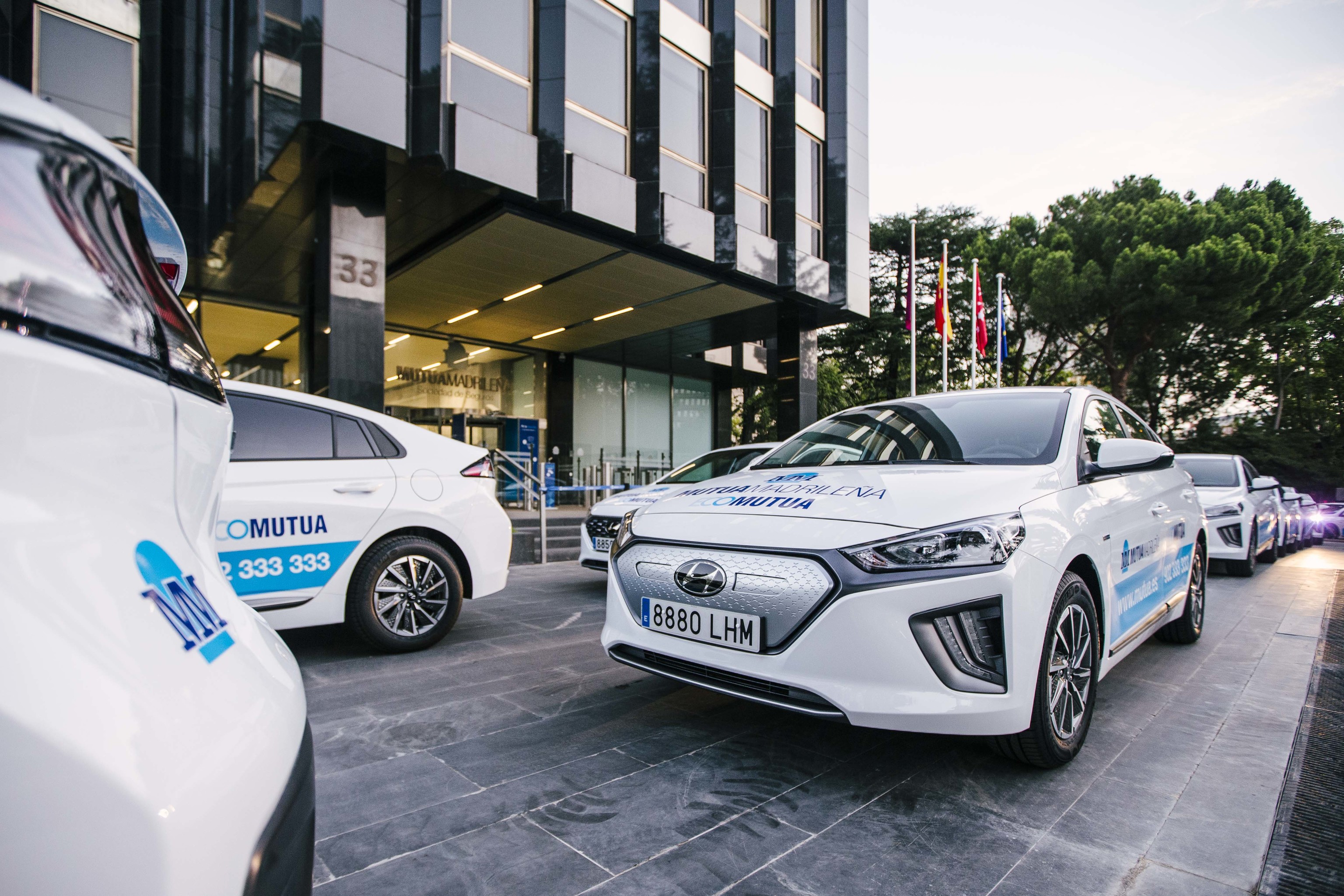 Coches de la Mutua Madrile�a circulan frente a la puerta de sus sede