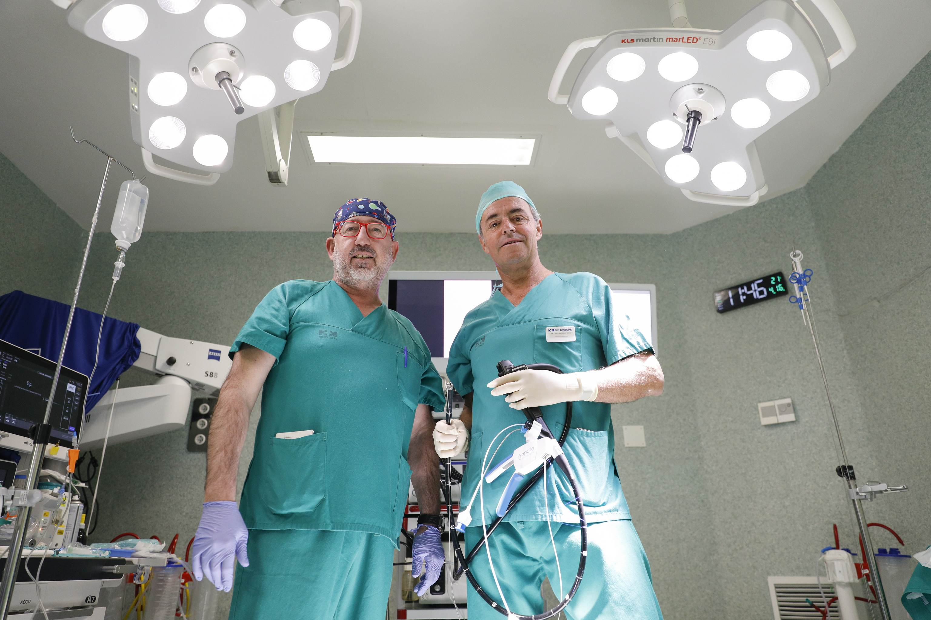 El doctor Gontrand L�pez-Nava (derecha) junto a Manuel, su auxiliar de quir�fano.