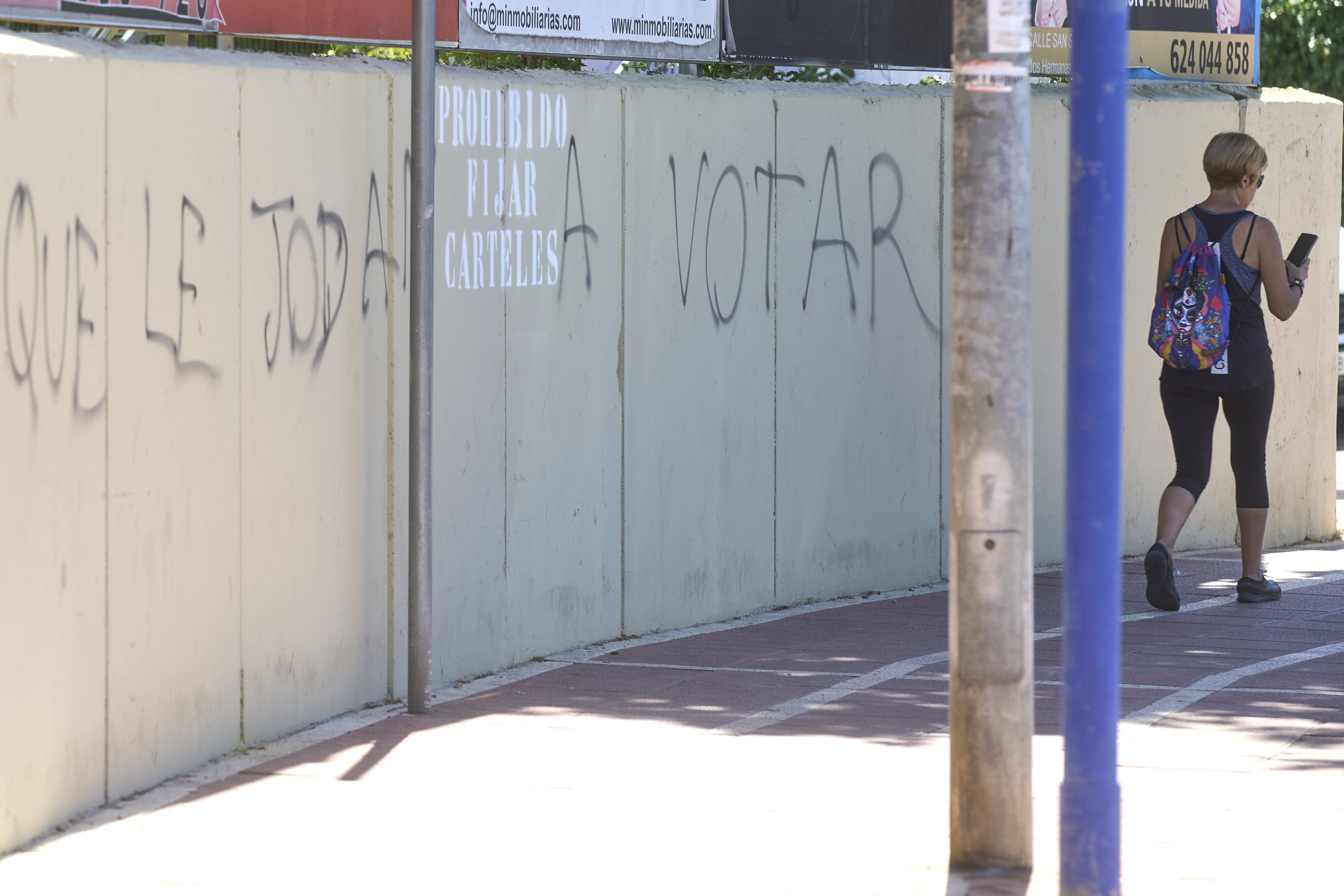 Una pintada llamando a la abstención en Dos Hermanas.
