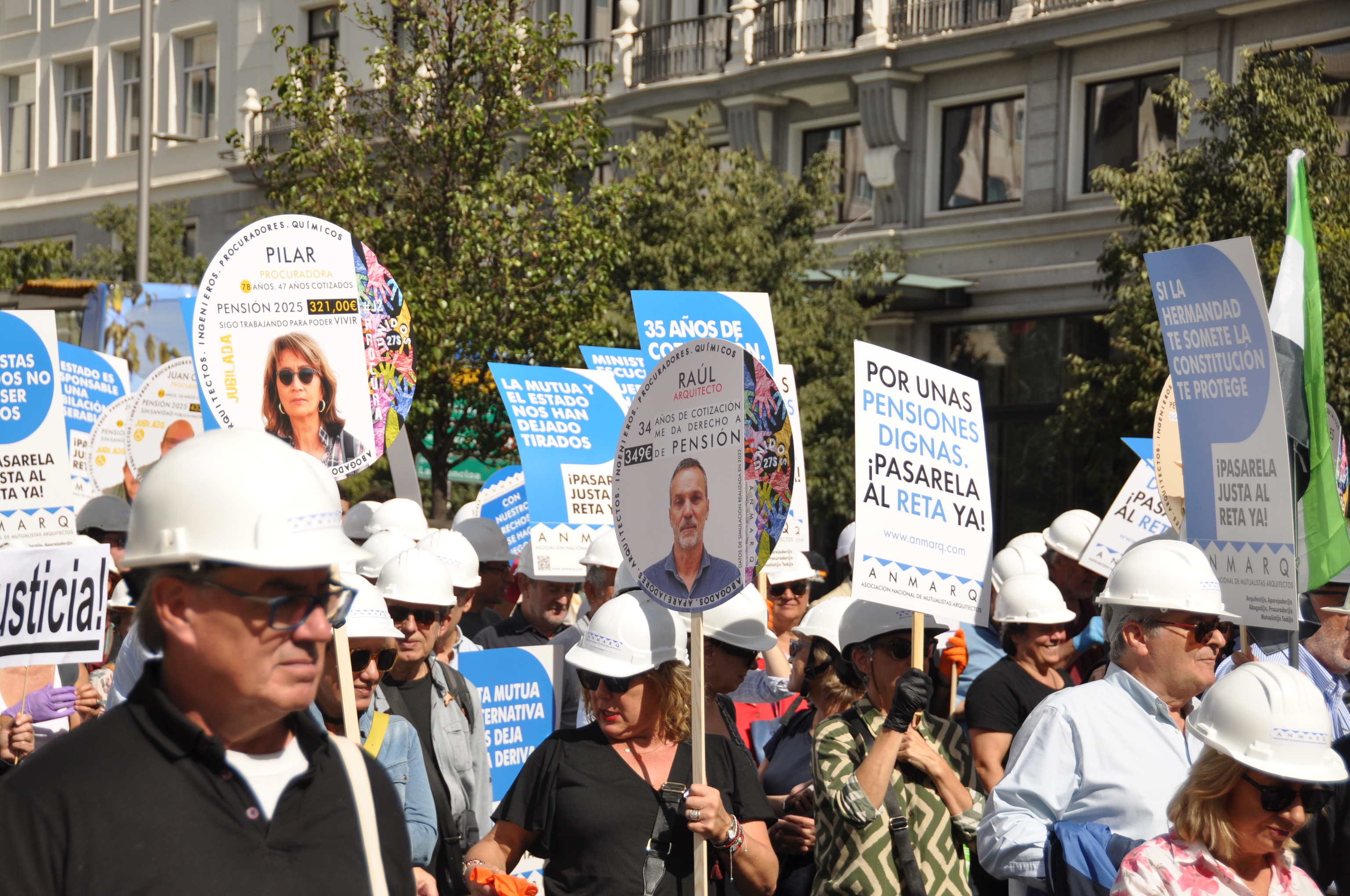 Profesionales en una manifestación por la 'pasarela al RETA'.