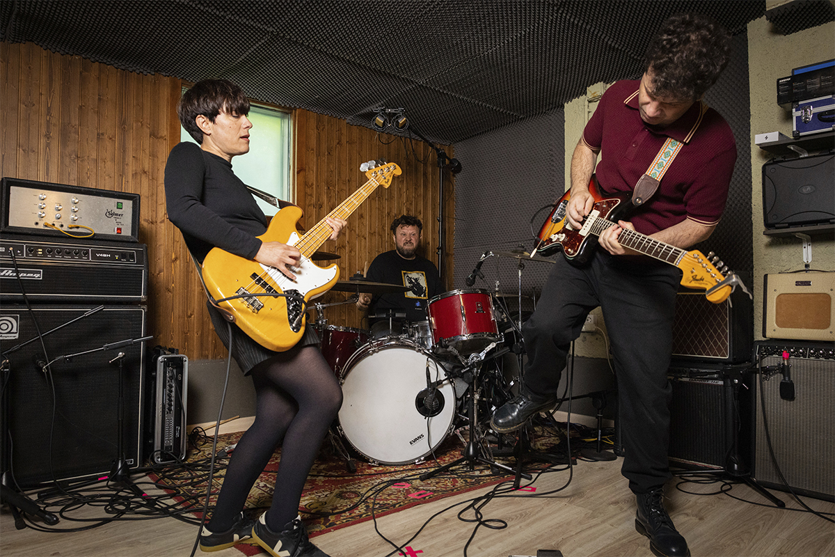 Los tres integrantes de la banda en su estudio en Abanqueiro (Boiro)
