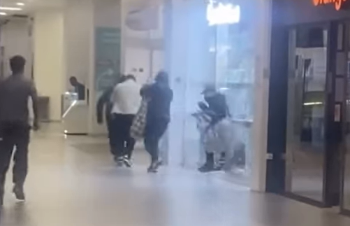 Los asaltantes saliendo de la joyeria.