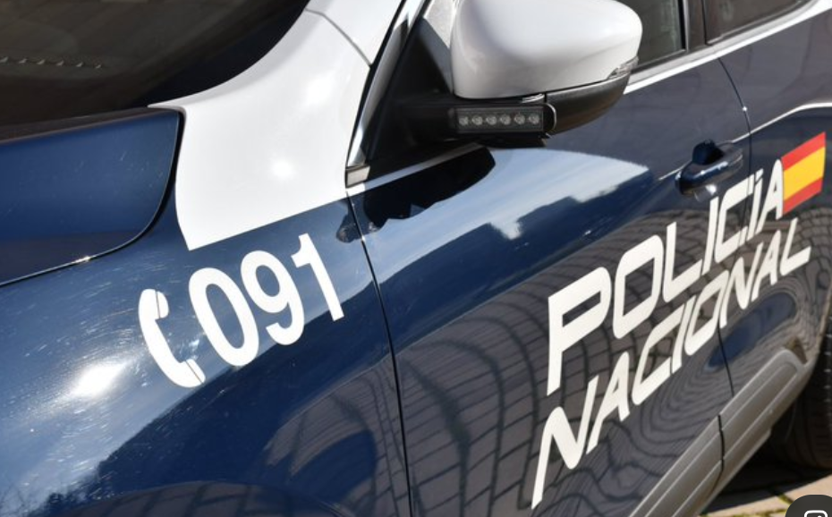 Dos hermanos detenidos por clavar un cuchillo en el pecho a un hombre que les mir� durante una ri�a en un tren en Vallecas