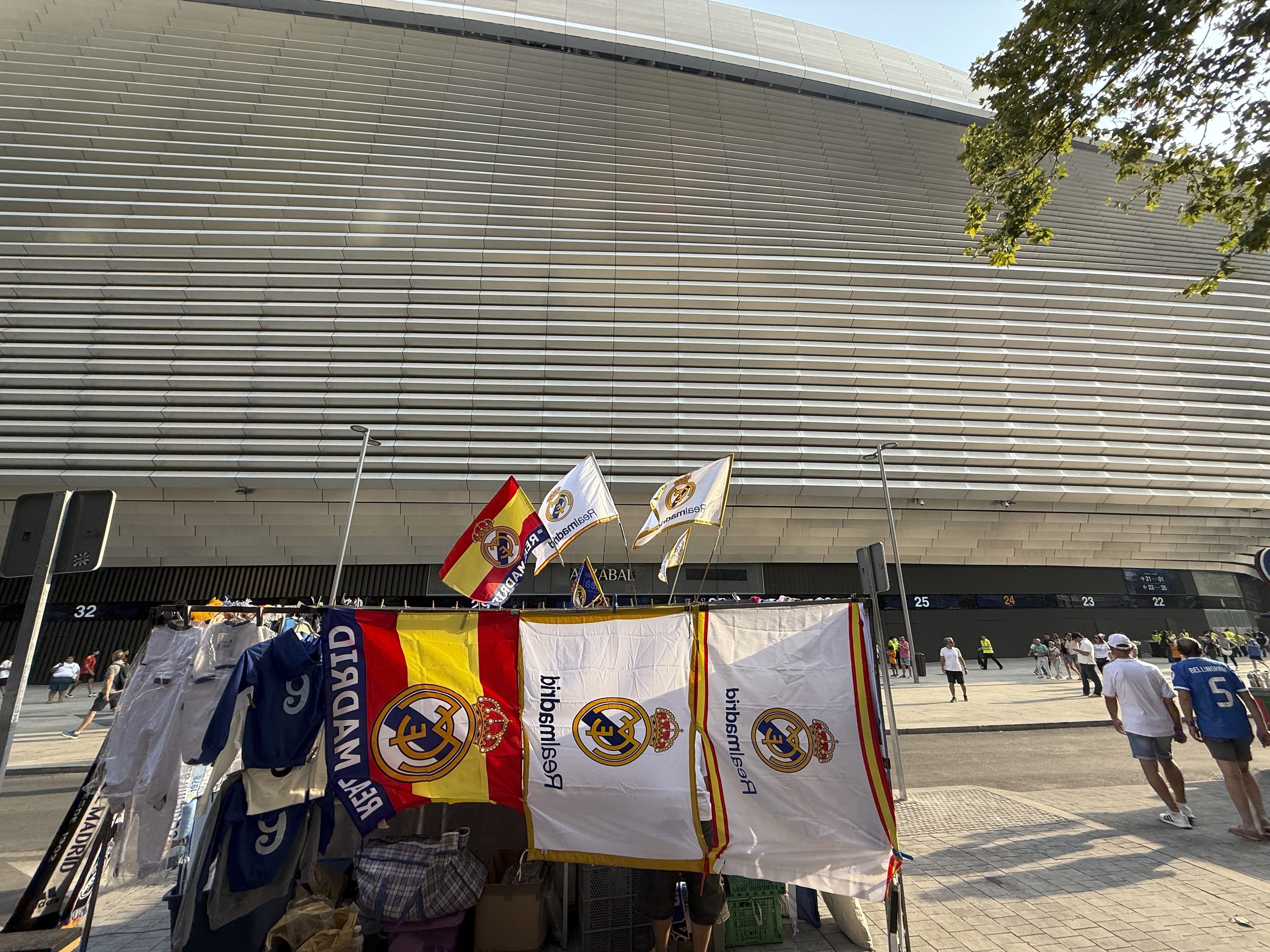 Lateral de la calle Padre Dami�n del Estadio Santiago Bernab�u.