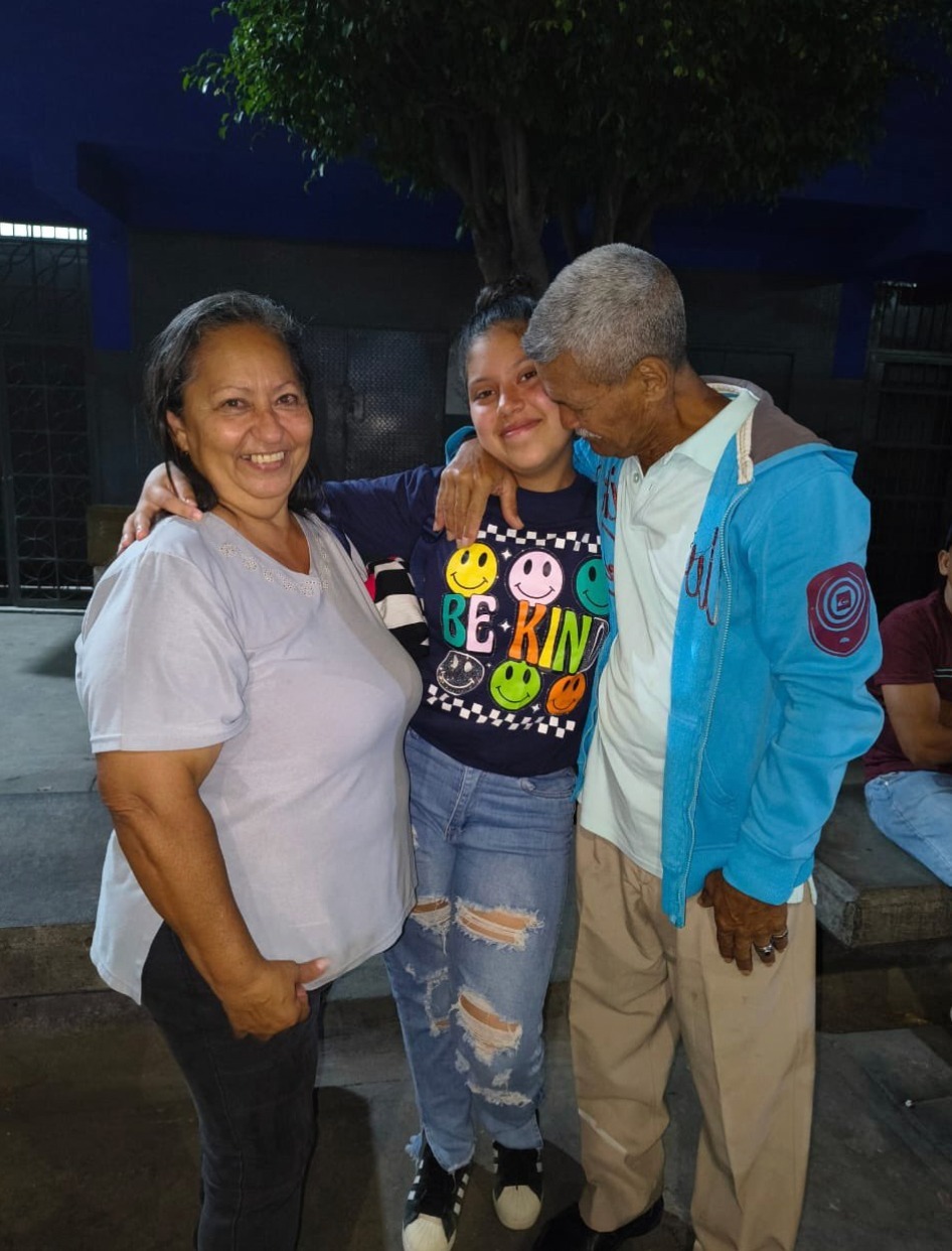 La ni�a Samantha con sus abuelos, tras ser excarcelada.