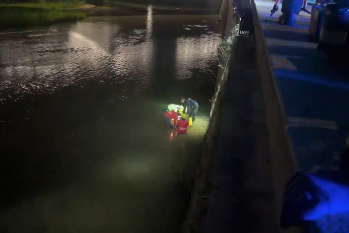 Los servicios de emergencias y bomberos auxilian a la mujer en el r�o Manzanares.