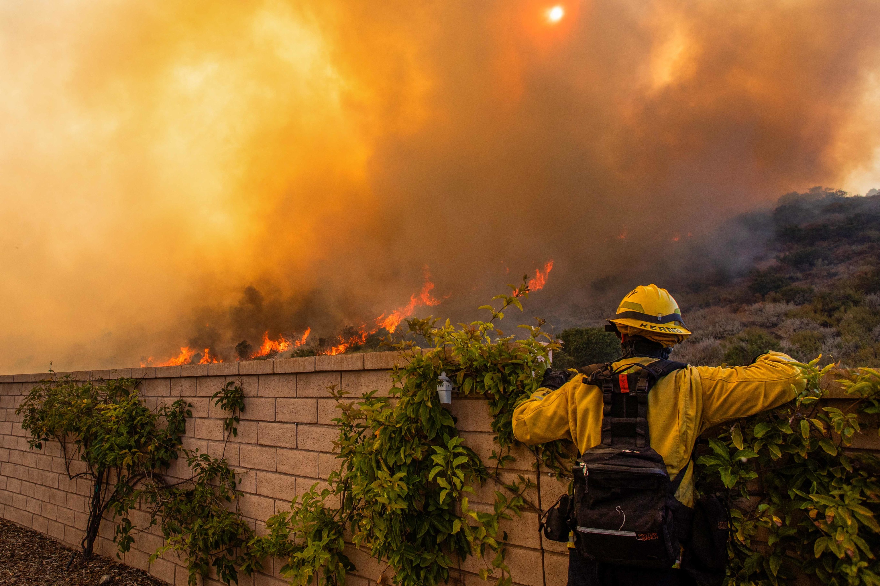 Un bombero observa la evoluci�n de un frente del incendio desde una vivienda de Simi Valley.