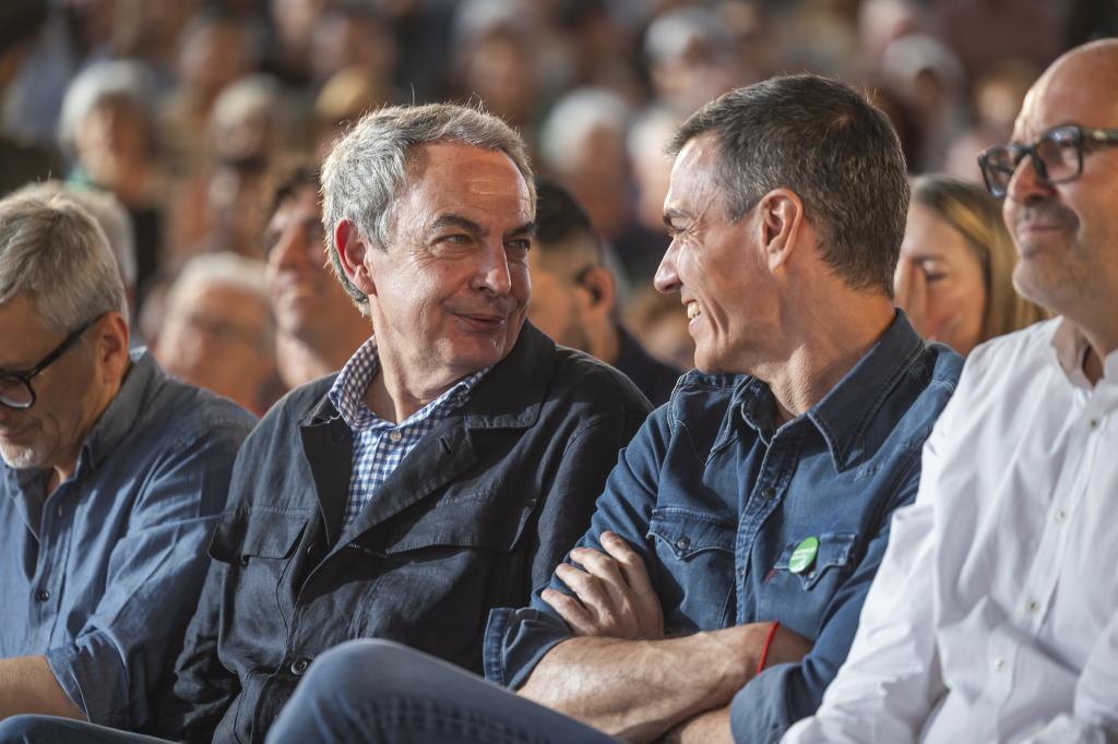 Pedro Sánchez y José Luis Rodríguez Zapatero, el pasado 1 de mayo, en un mitin del PSOE en Málaga.