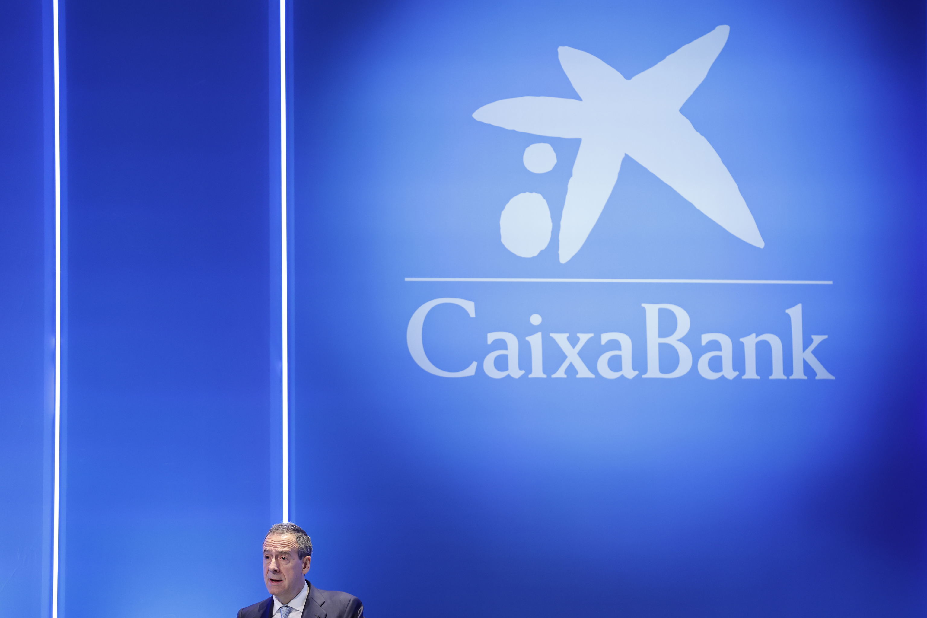 El consejero delegado de CaixaBank, Gonzalo Gort�zar, en la junta de accionistas en Valencia.