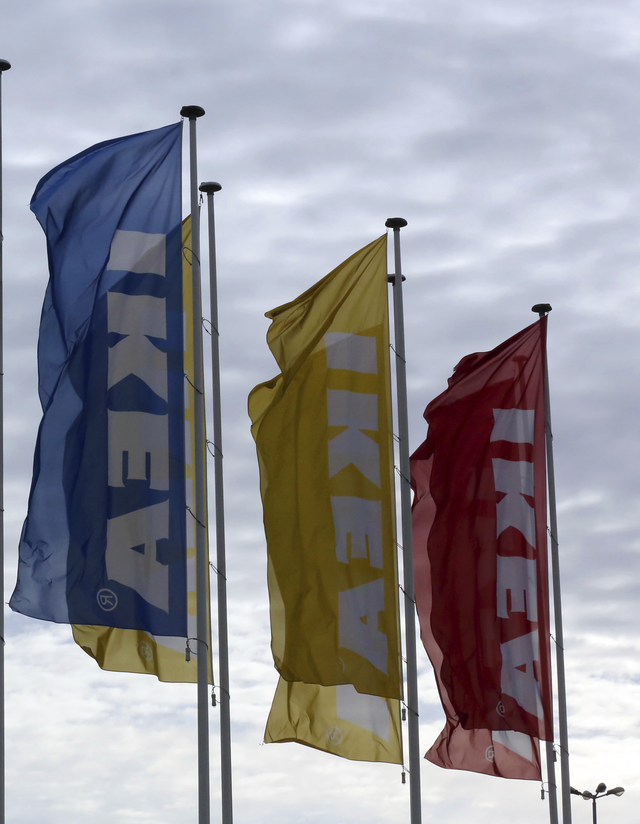 Varias banderas de Ikea en una tienda en Francia.