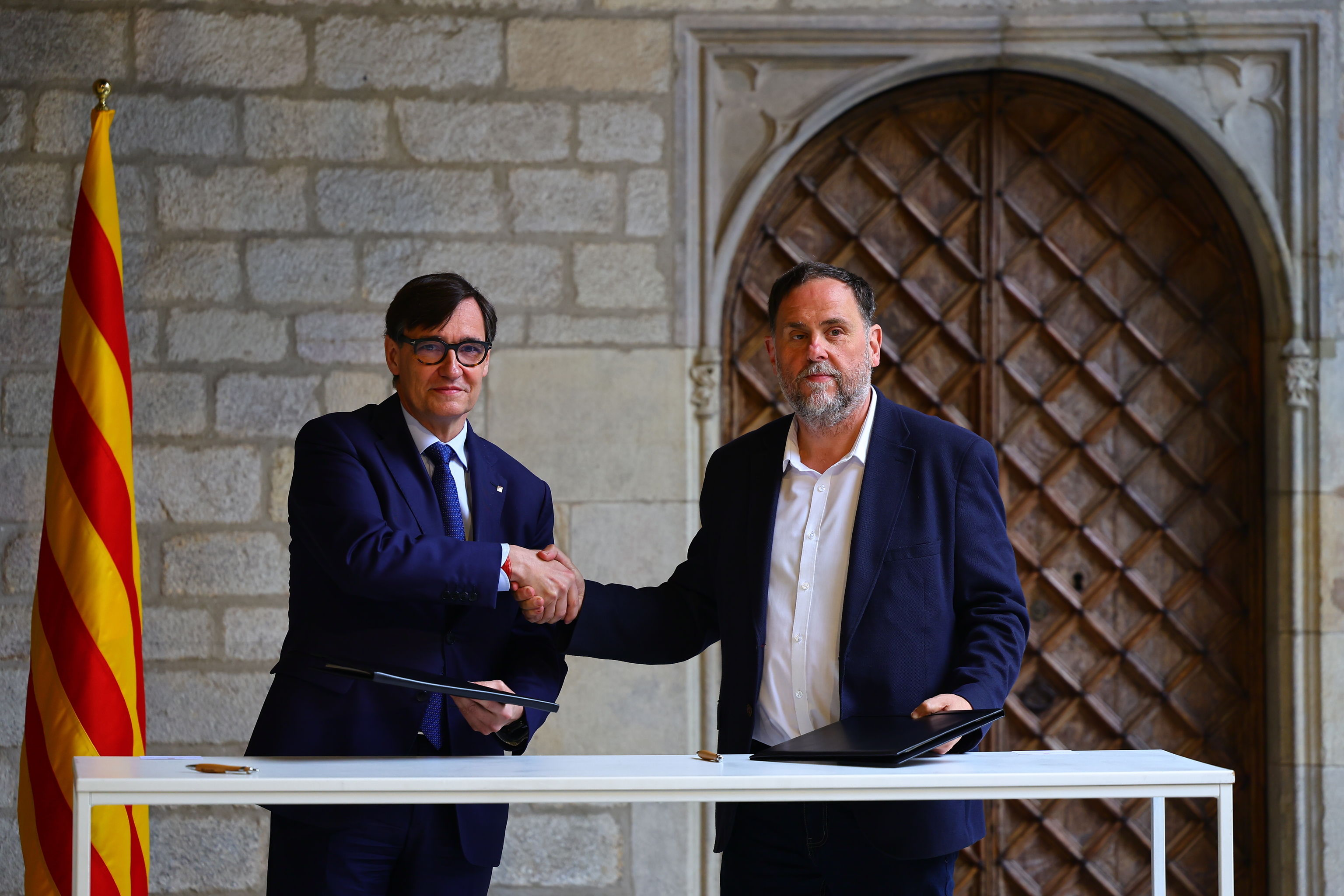 Illa y Junqueras estrechan sus manos tras pactar los Presupuestos de la Generalitat.