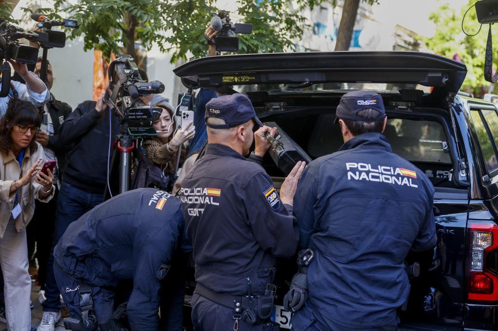 Agentes de la Polic�a Nacional se llevan material incautado en el despacho de Zapatero, en la calle Ferraz.