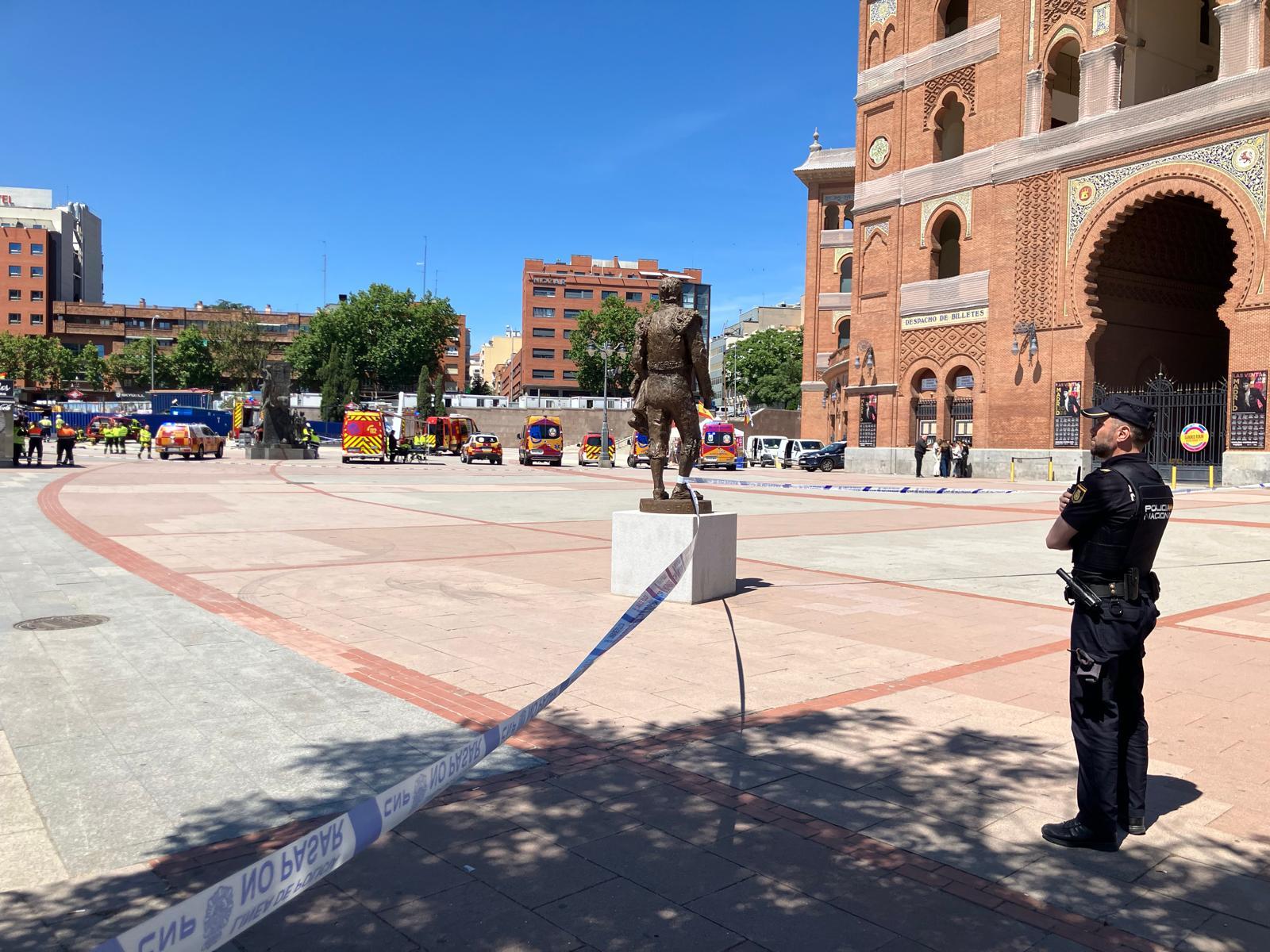 La rotura de una tuber�a de gas en las obras del metro de Ventas obliga a cortar la l�neas 2 y 5 del suburbano y el tr�fico en la calle de Alcal�