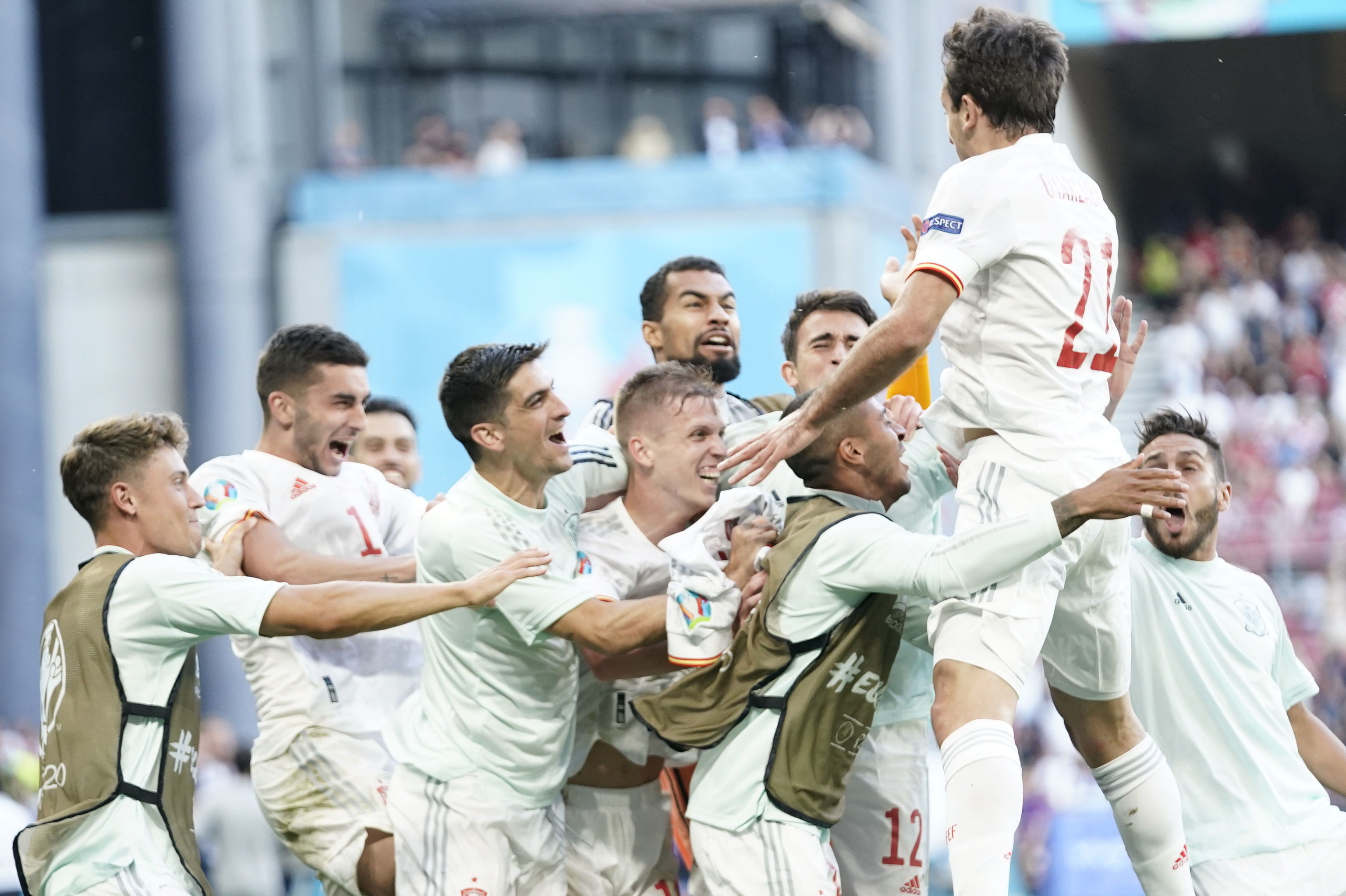 Jugadores de la Selección Española de Fútbol felicitan al realista Mikel Oyarzábal tras marcar un gol.