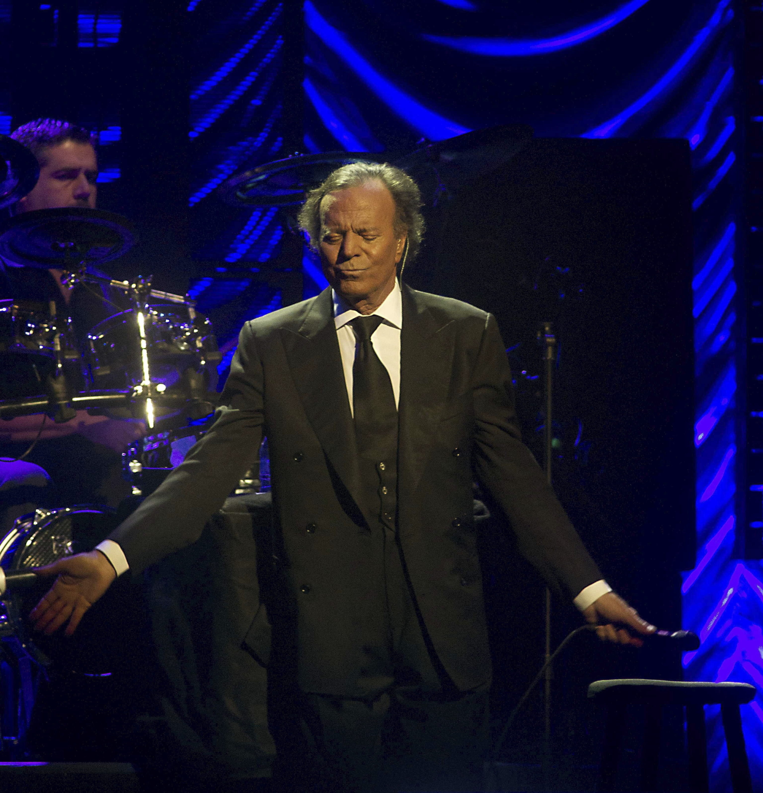 El cantante espa�ol Julio Iglesias en un concierto en Rotterdam.