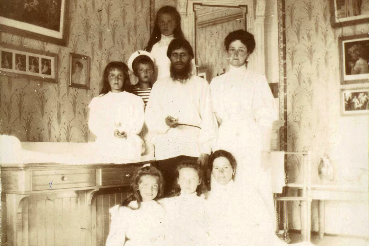 La zarina Alexandra Feodorovna con sus hijos, Rasput�n y la enfermera Maria Ivanova Vixniakova, 1908.