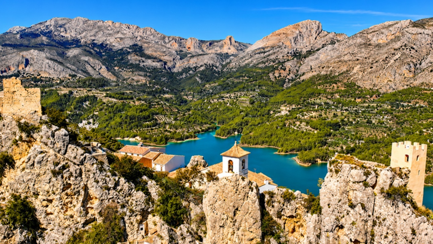 El pueblo escondido de la Costa Blanca al que solo se accede por un túnel y guarda un embalse de agua turquesa