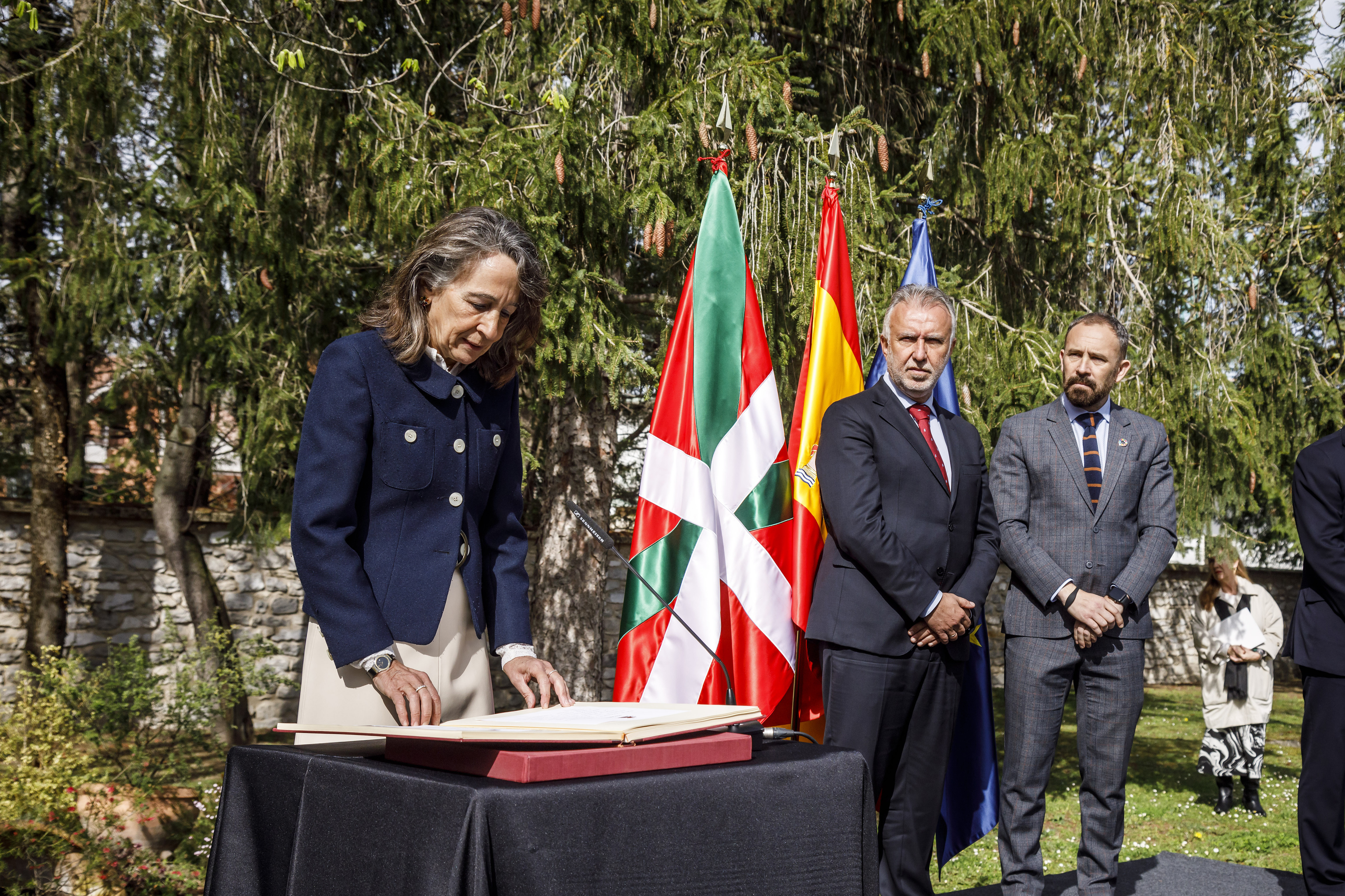 La delegada del Gobierno Marisol Garmendia jura su cargo delante del ministro Ángel Víctor Torres y de su predecesor Denis Itxaso en Vitoria.