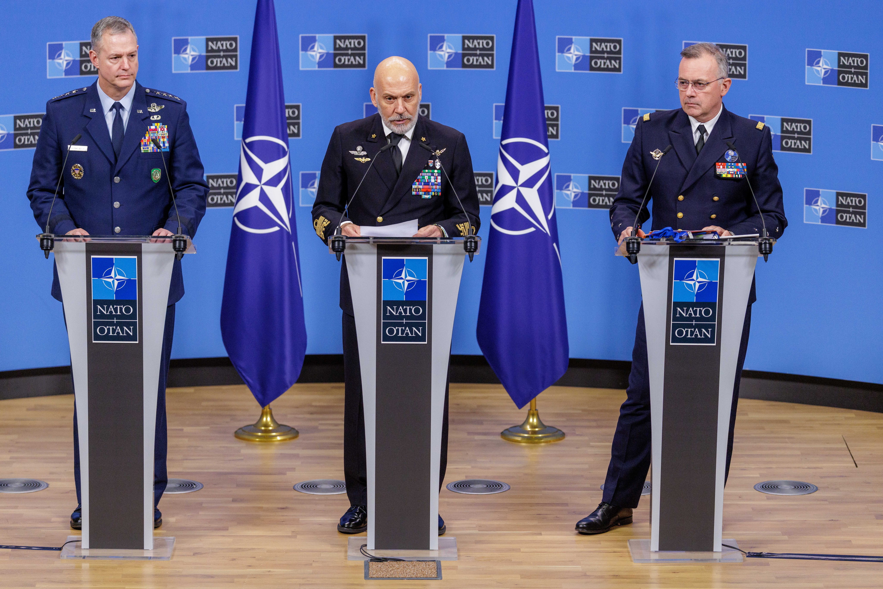 El general estadounidense Alexus Grynkewich, el almirante italiano Giuseppe Cavo Dragone, y el almirante franc�s Pierre Vandier.