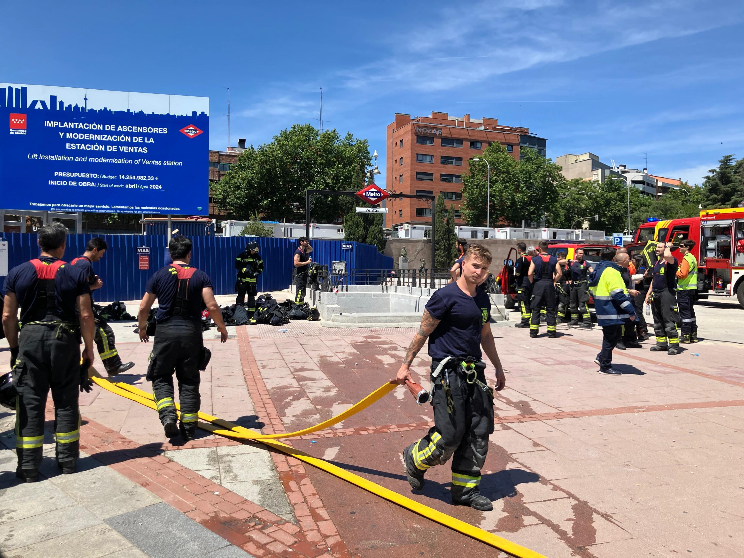 Los Bomberos del Ayuntamiento, al salir del Metro tras terminar parte de las tareas de ventilaci�n de gas, este martes.