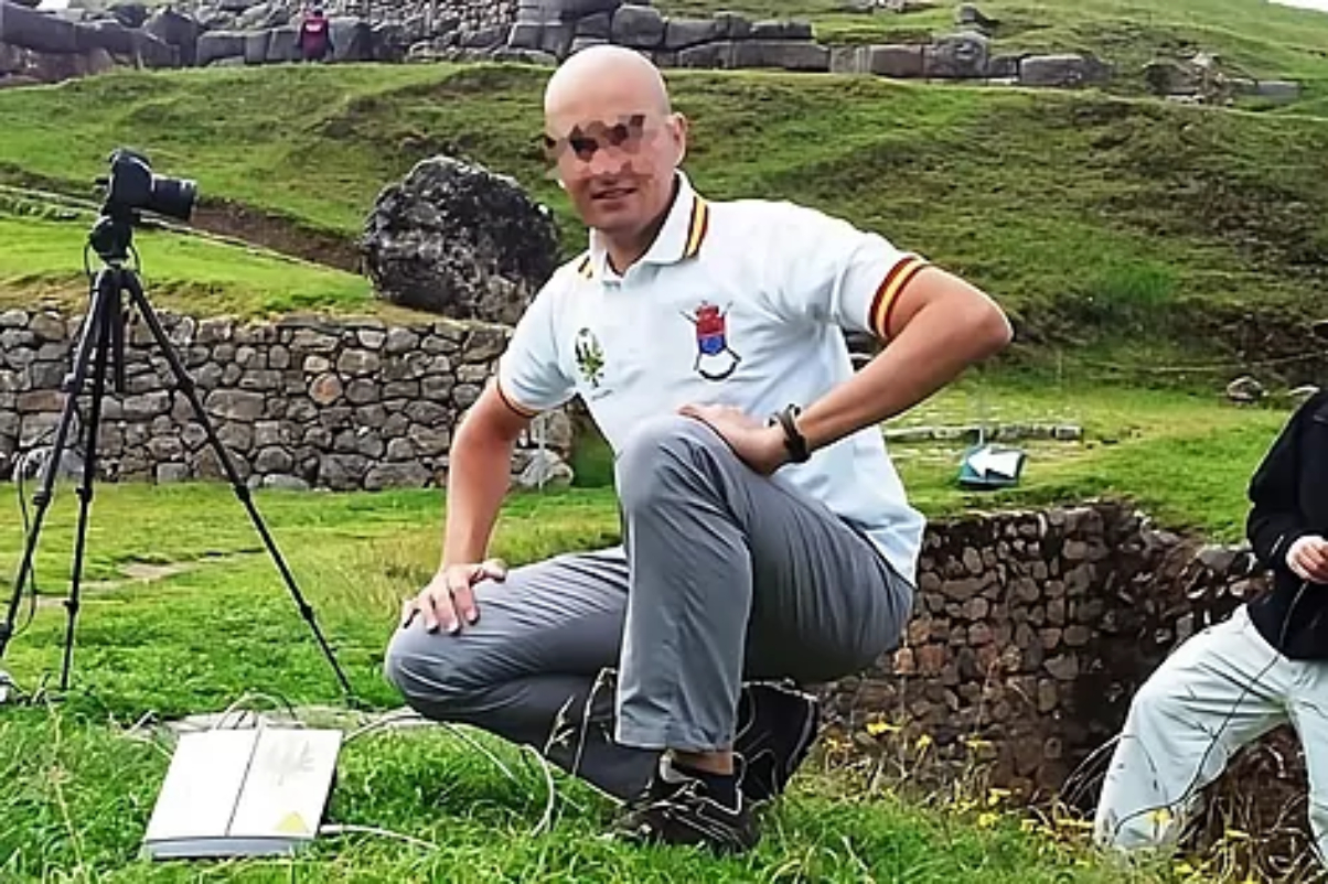 Antonio en una foto durante una misión internacional en Machu Pichu.