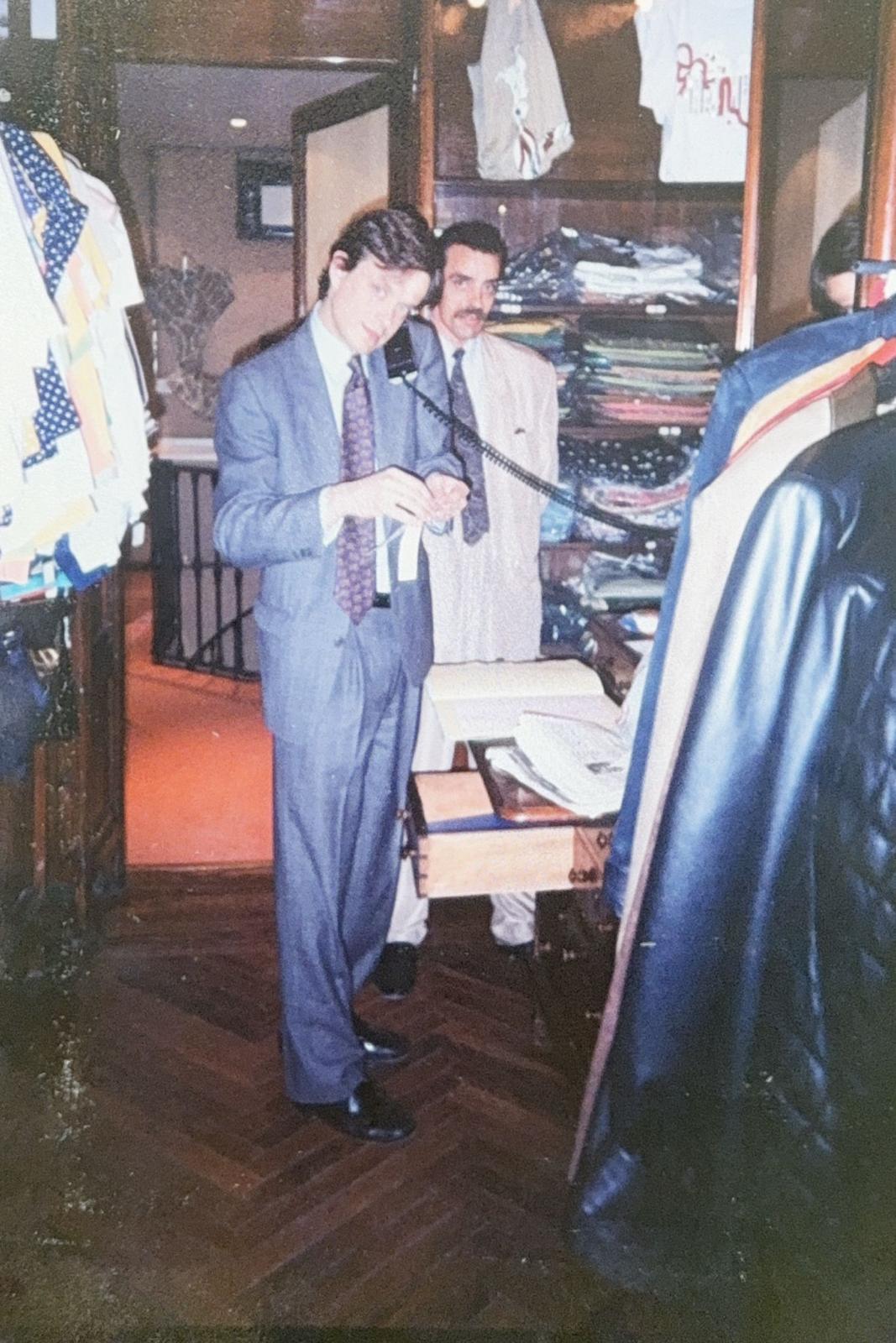 Hilario Alfaro en la tienda de Gran V�a en 1980.