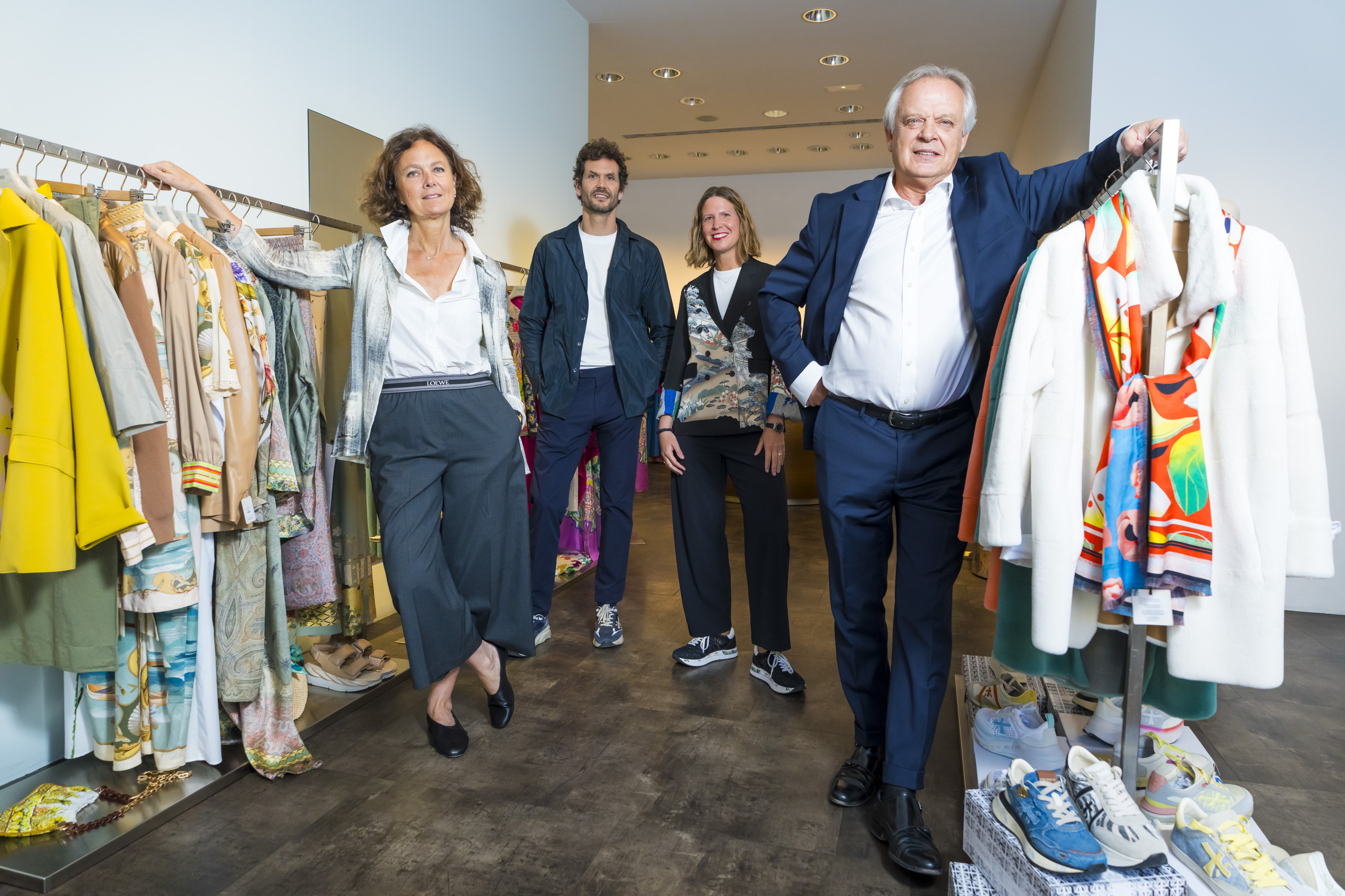 Mercedes, Hilario hijo, Cristina e Hilario Alfaro, en su tienda de Serrano, 20.