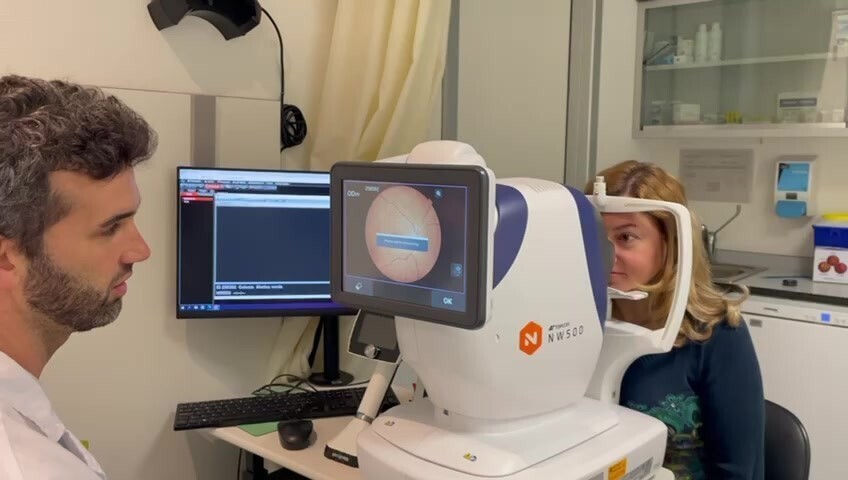 Una paciente realizándose una retinografía, la base con la que trabaja AITheroscope.