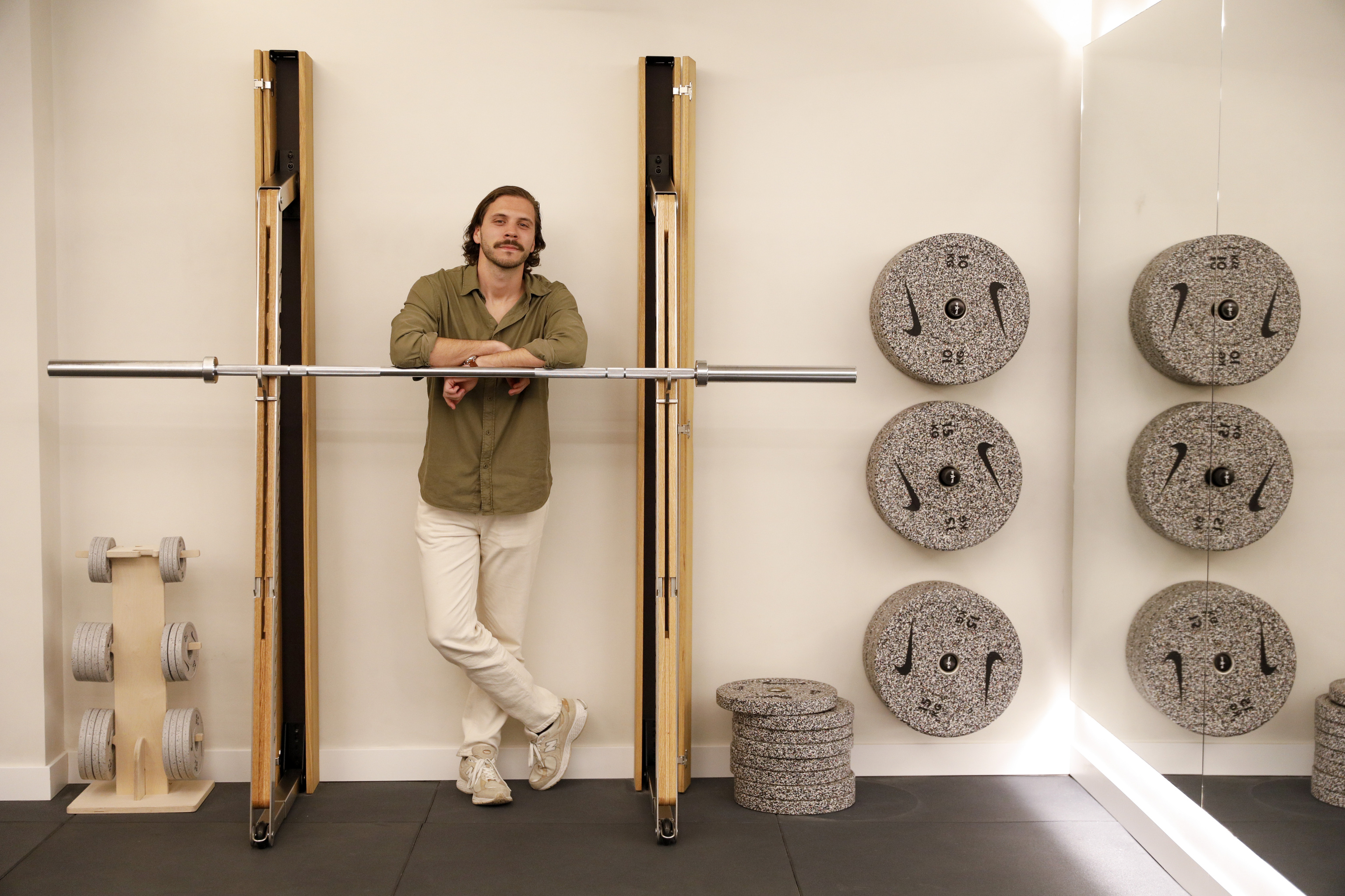Las mancuernas y discos son de la marca Nike, que Jorge Lobo ha tra�do a Espa�a.