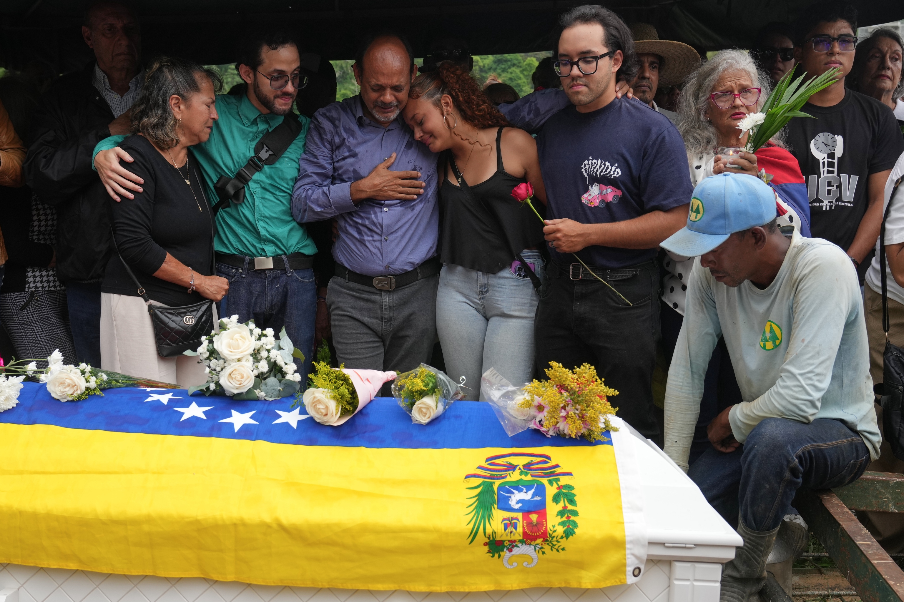 Familiares y amigos velan el f�retro de Carmen Navas