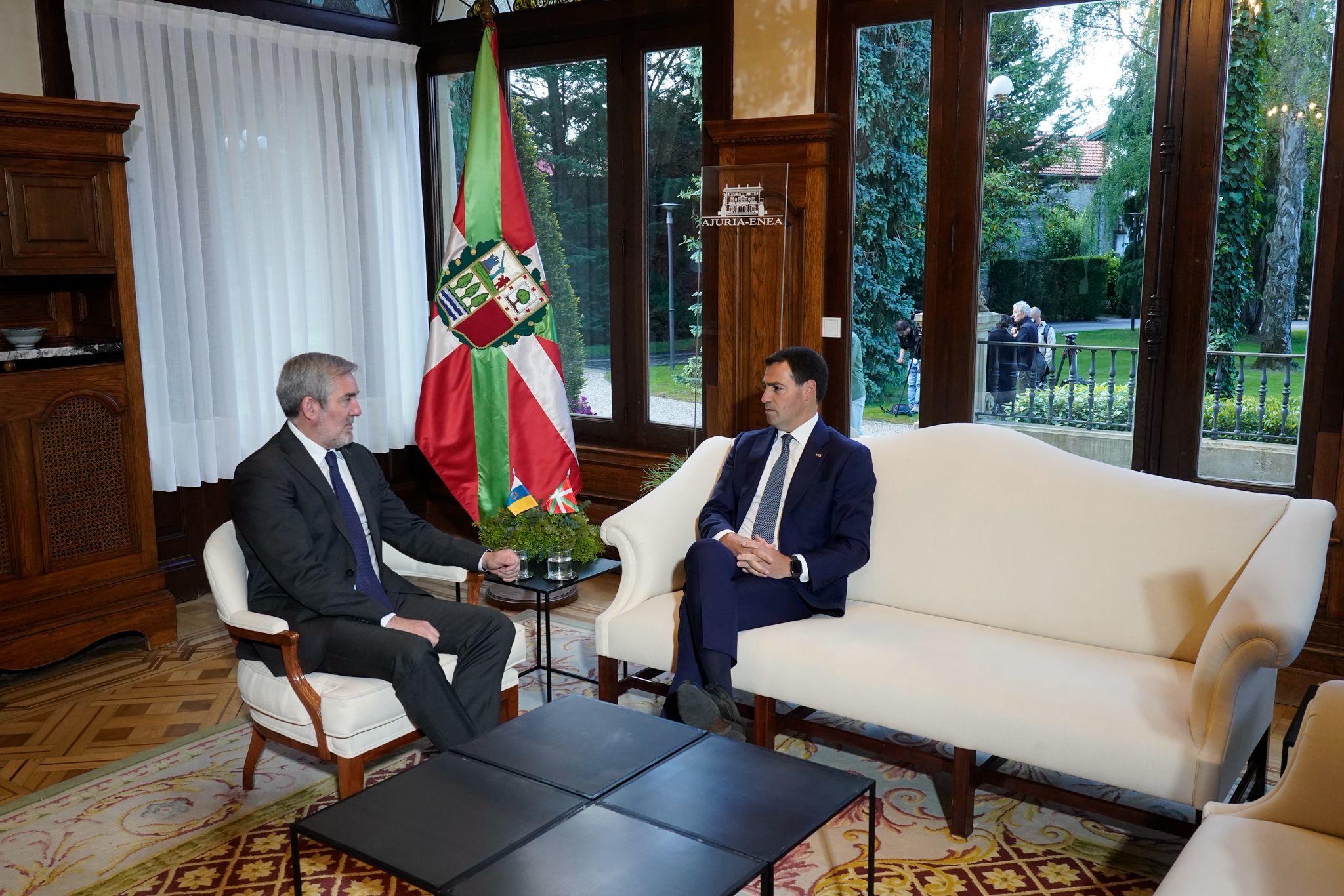El presidente de Canarias Fernando Clavijo conversa con el lehendakari Imanol Pradales en la reunión mantenida hoy en el palacio de Ajuria Enea de Vitoria.