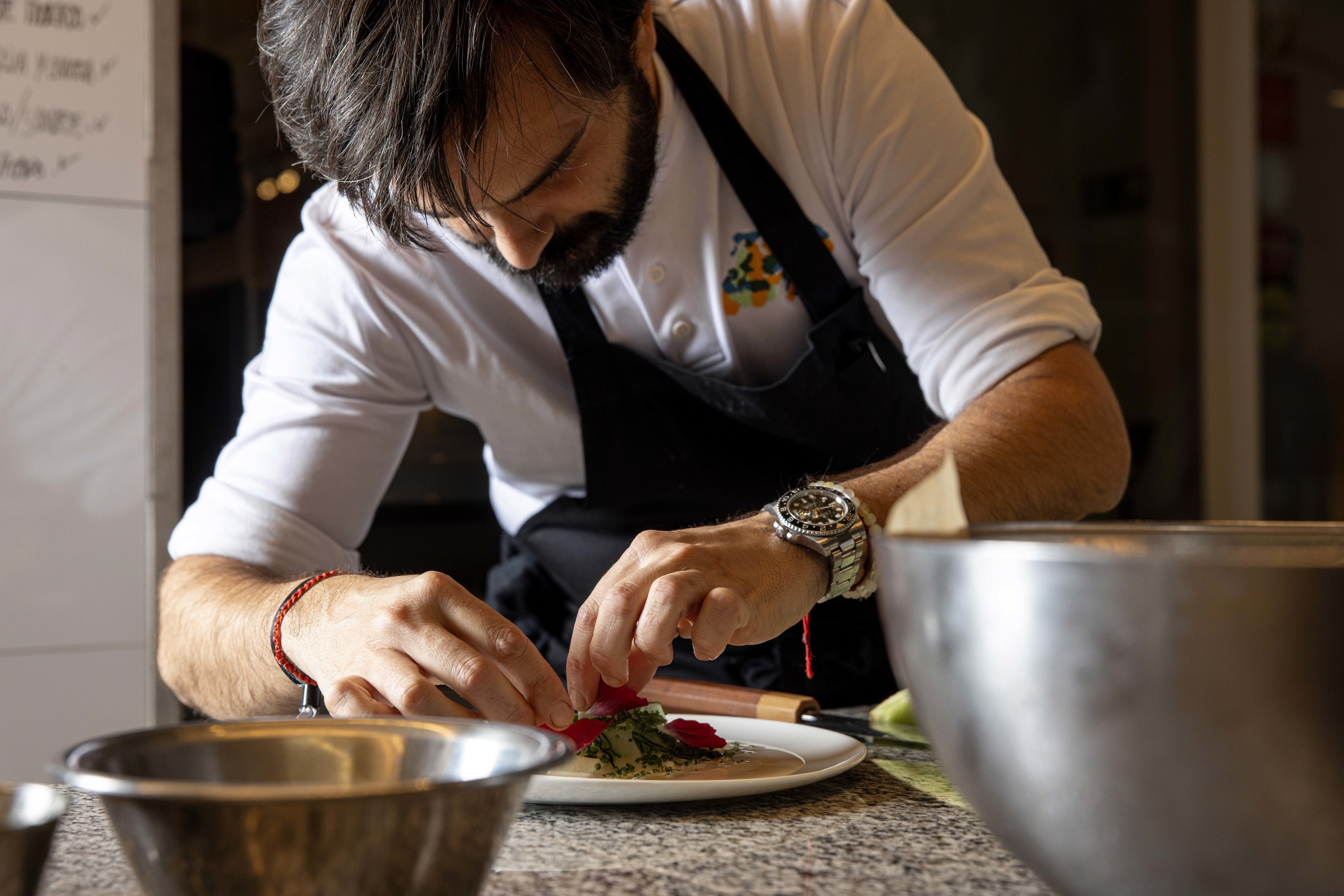 Coco Montes, de Pabú, preparando un plato en su restaurante.