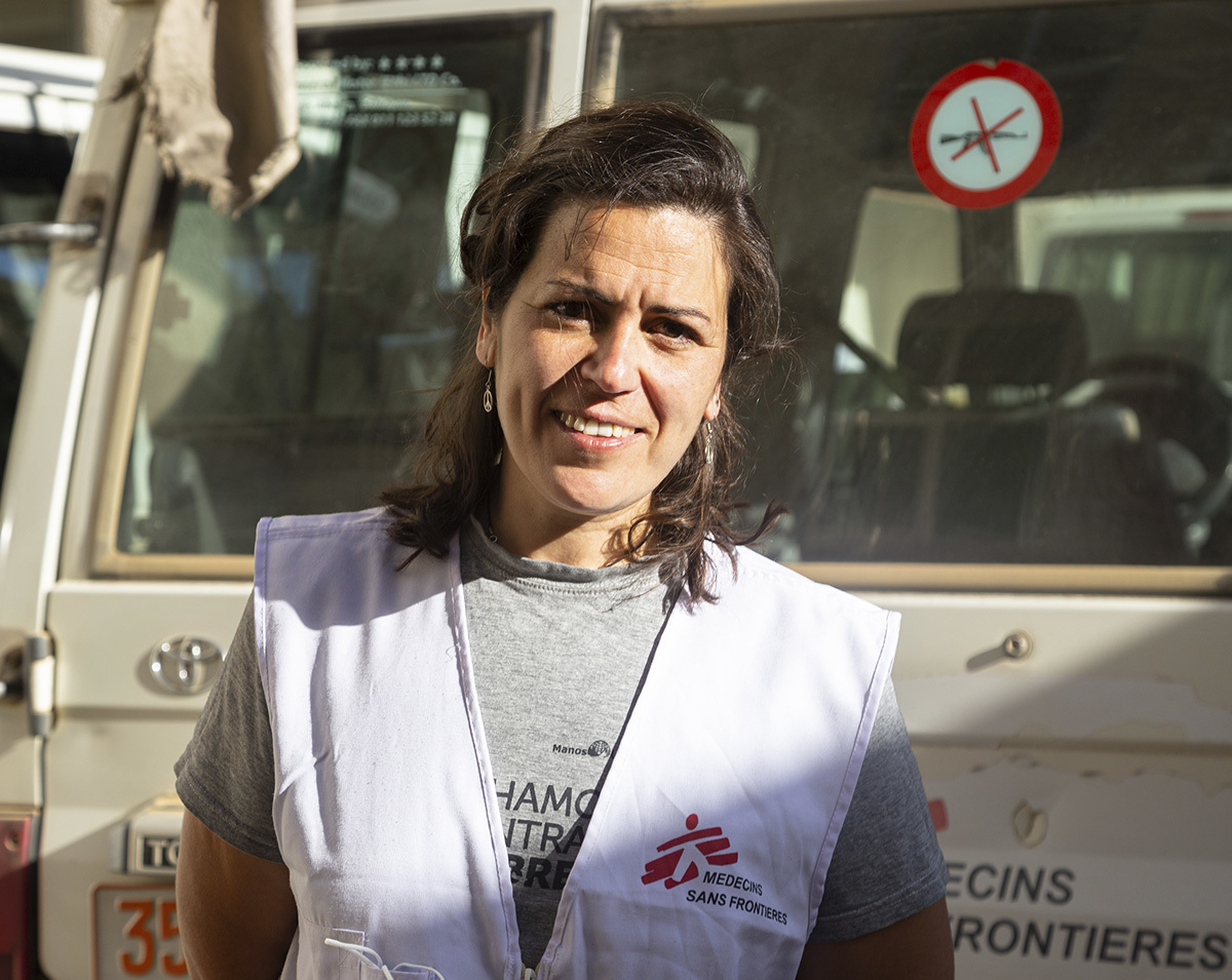 Esperanza Santos junto a los veh�culos de MSF que utilizan para desplazarse.