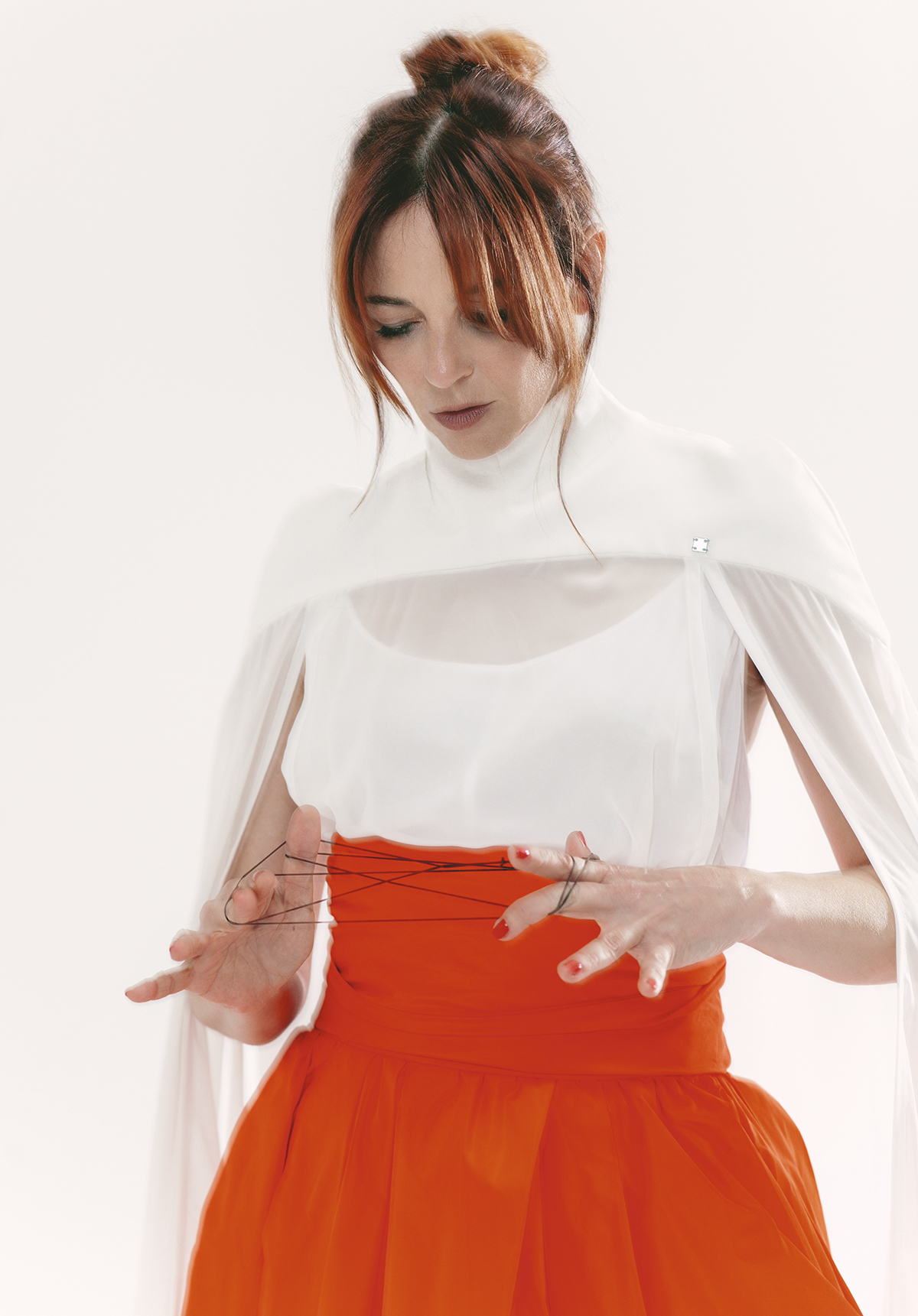 Blusa, de E.R.A.X. Top lencero, de Marina Rinaldi. Falda, de Pedro del Hierro.