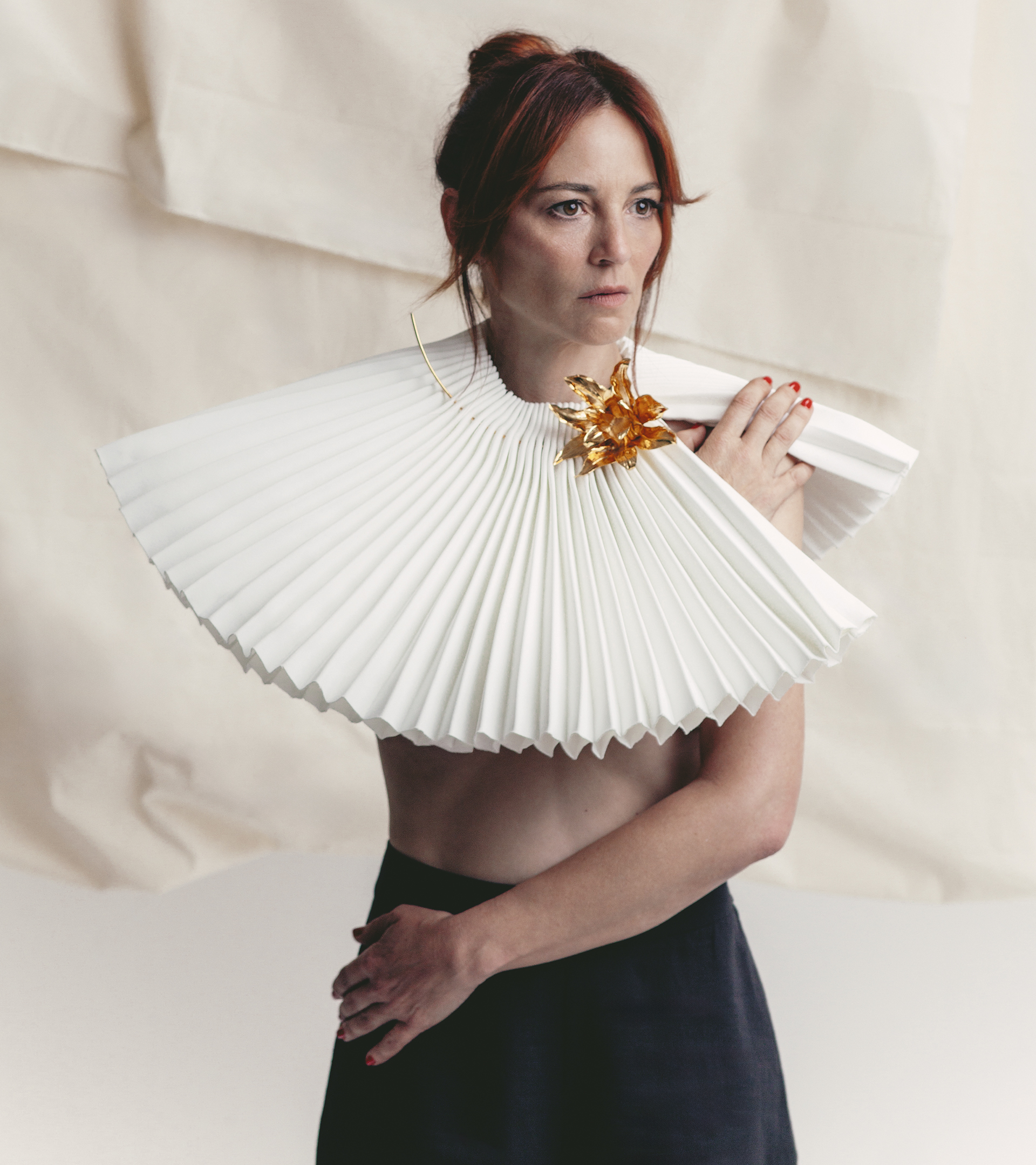 Top plisado con adorno floral, de Isabel Sanch�s. Pantal�n, de Simorra.