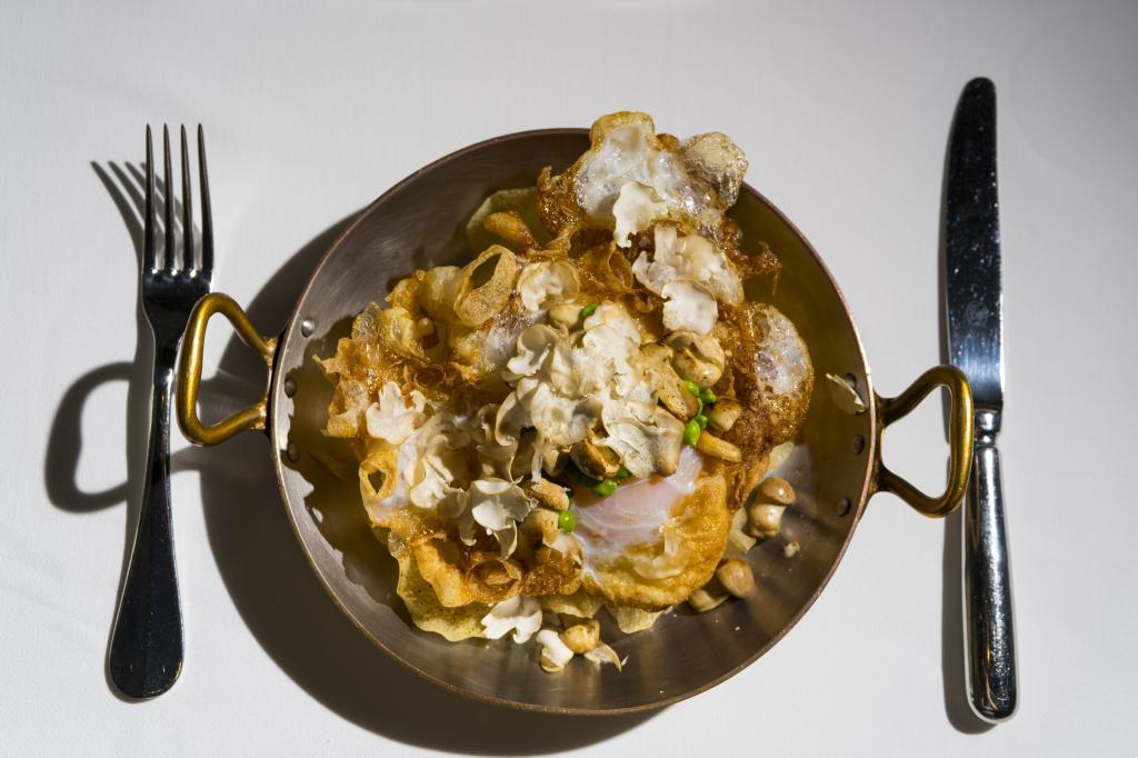 Plato de perrechicos con huevo de oca frito y papada de cerdo.