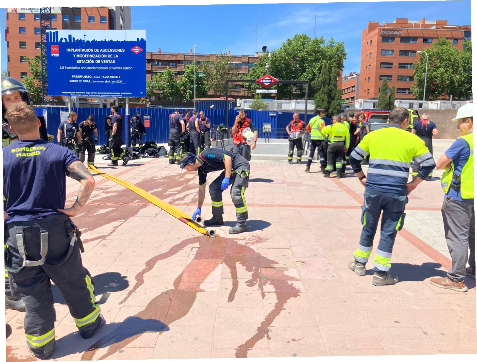 Los Bomberos del Ayuntamiento, este martes, al salir del ventilar el Metro.