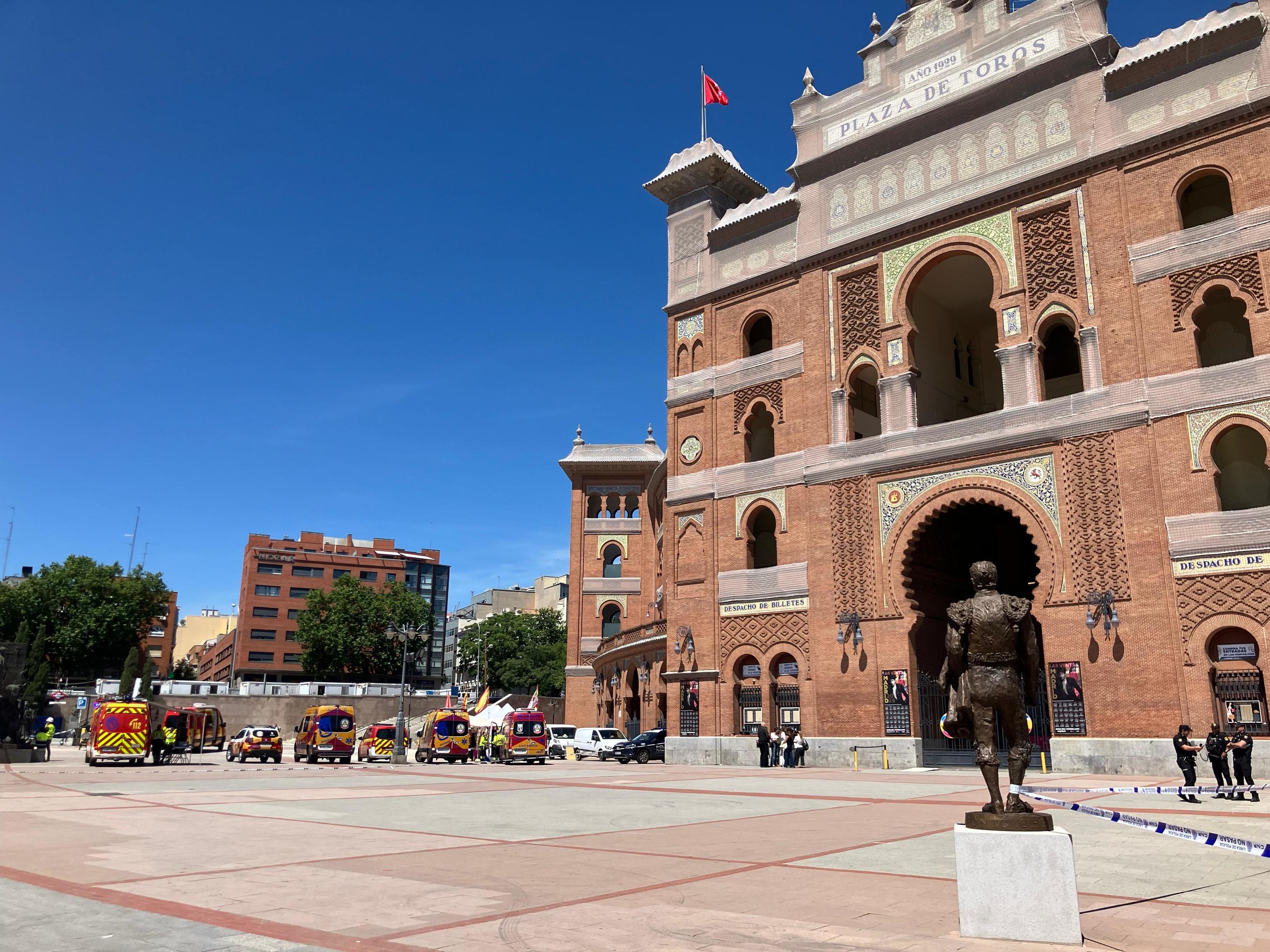 Despliegue de vehículos del Samur-Protección Civil en Las Ventas, este martes.