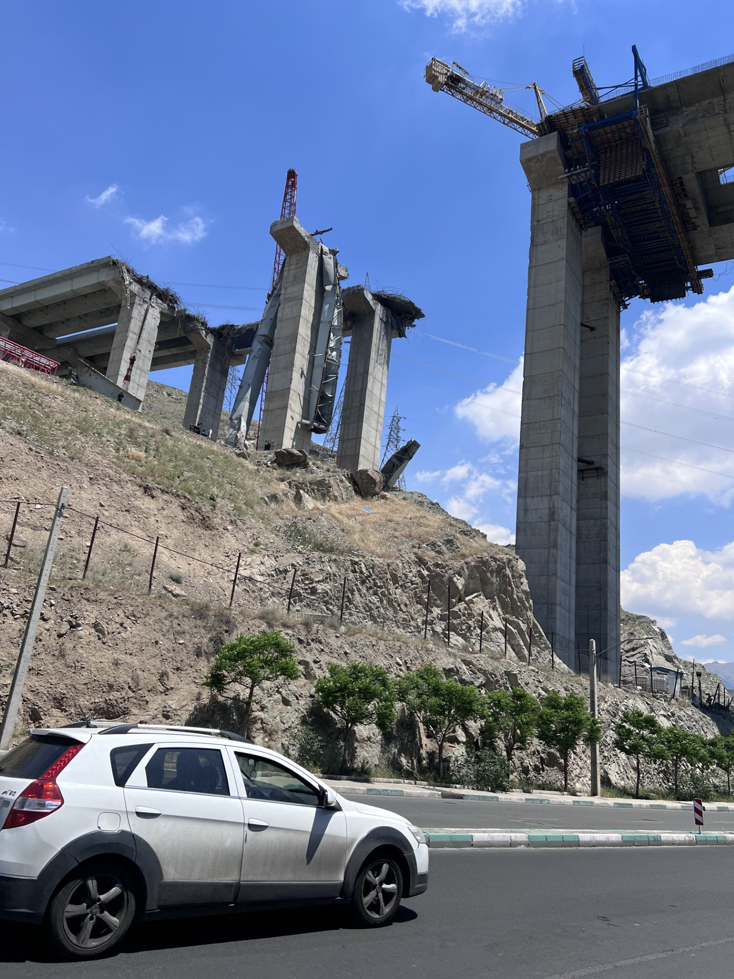 El puente B-1, a unos 50 kil�metros de Teher�n, destruido por un ataque de EEUU e Israel.