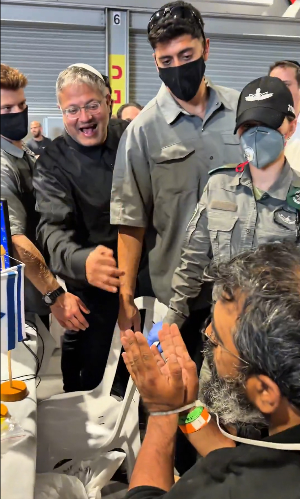 El ministro israel� Ben Gvir increpa a un detenido de la flotilla.