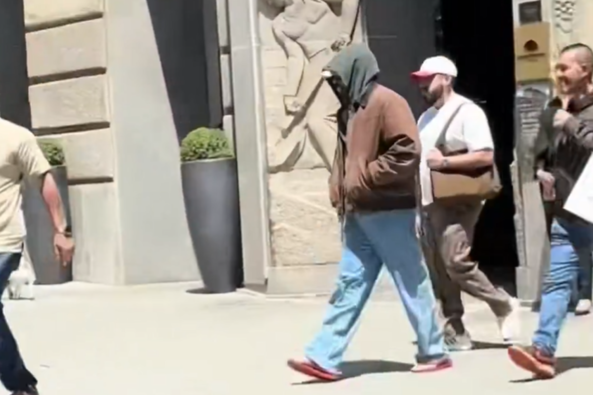 Bad Bunny a la salida de un famoso hotel de Barcelona.