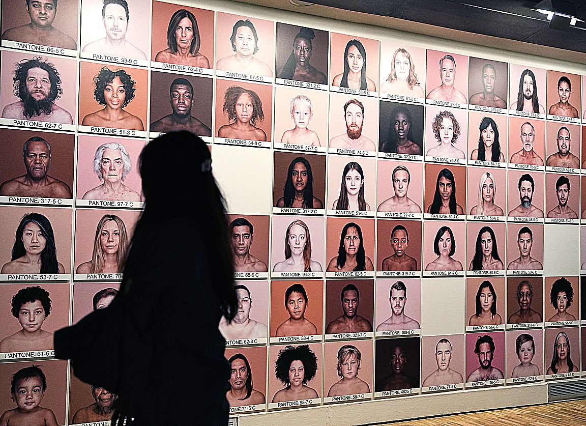 Una visitante frente a una obra de Angélica Dass en la muestra 'El culto a la belleza'.