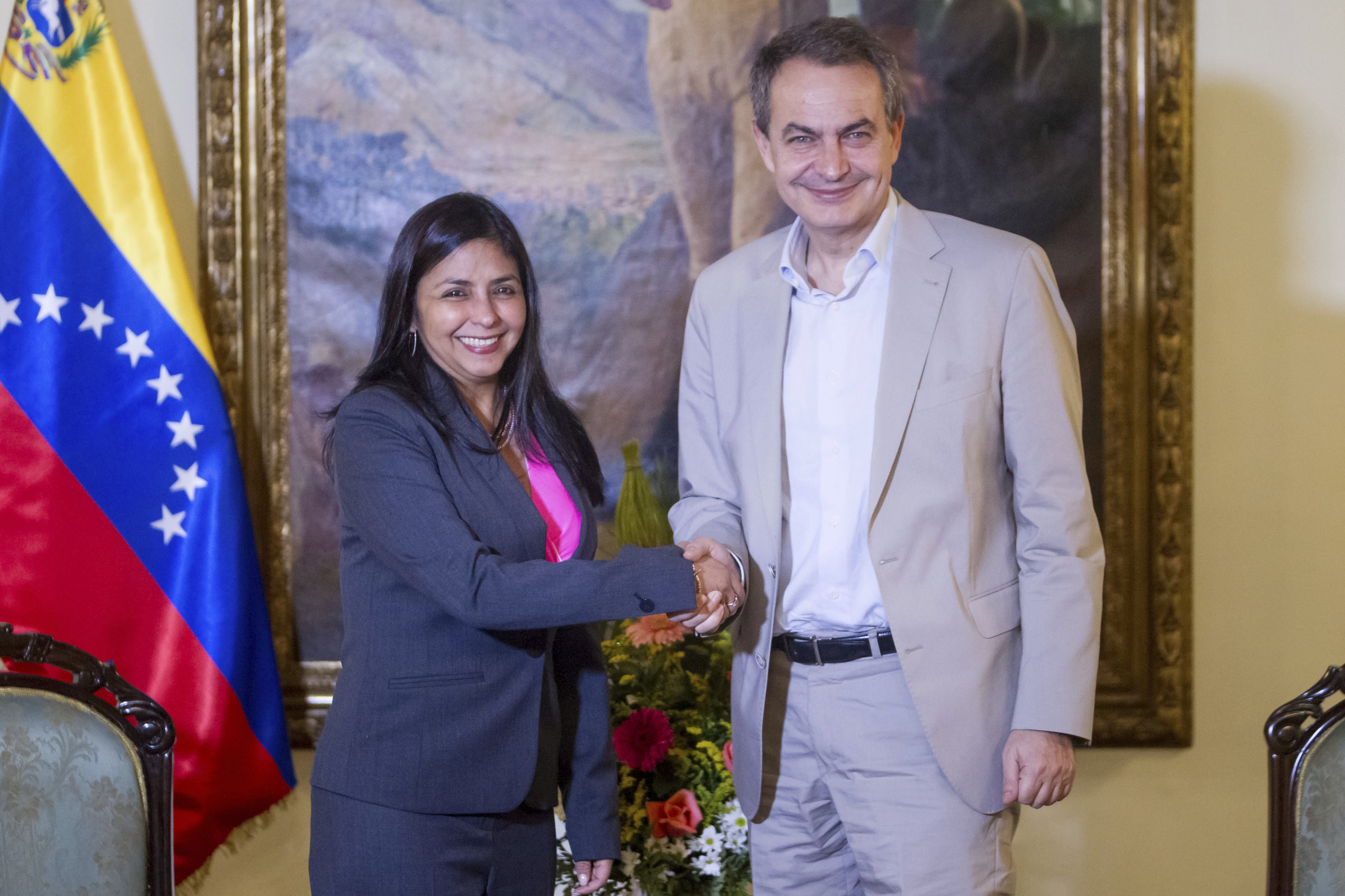 Zapatero estrecha la mano de Delcy Rodríguez en Caracas, en 2015.