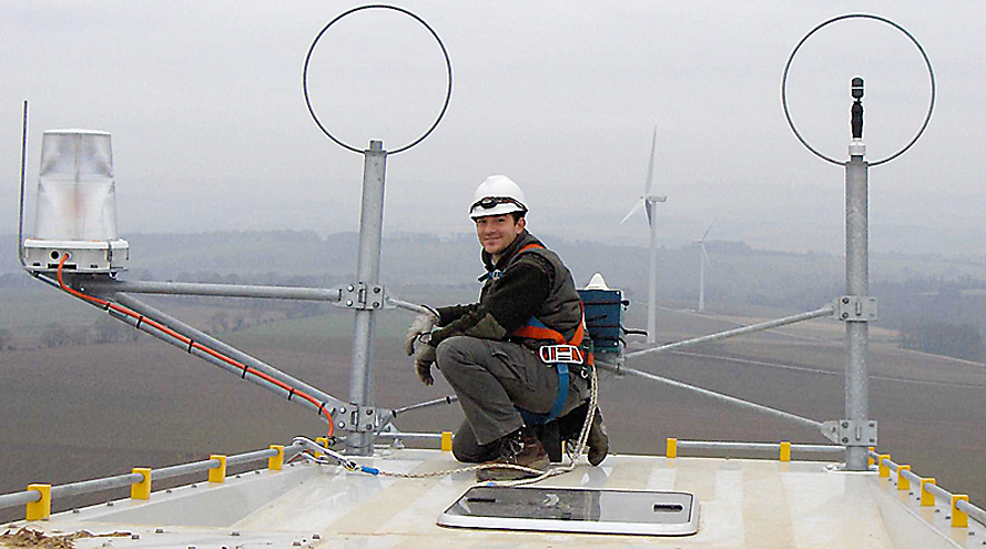 Un operario de Iberdrola revisa los equipos situados en lo alto de uno de sus aerogeneradores.